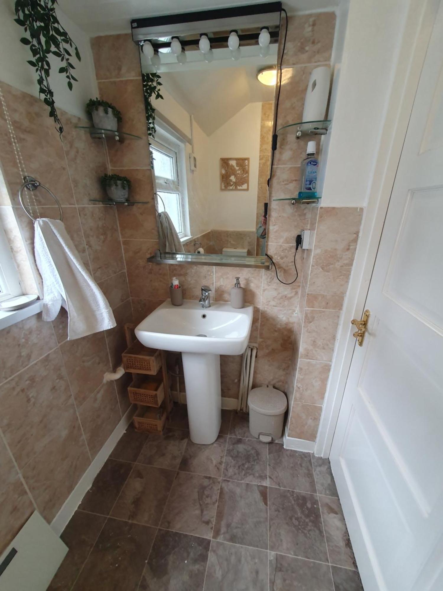 Private Luxury Double In Homestay Cardiff