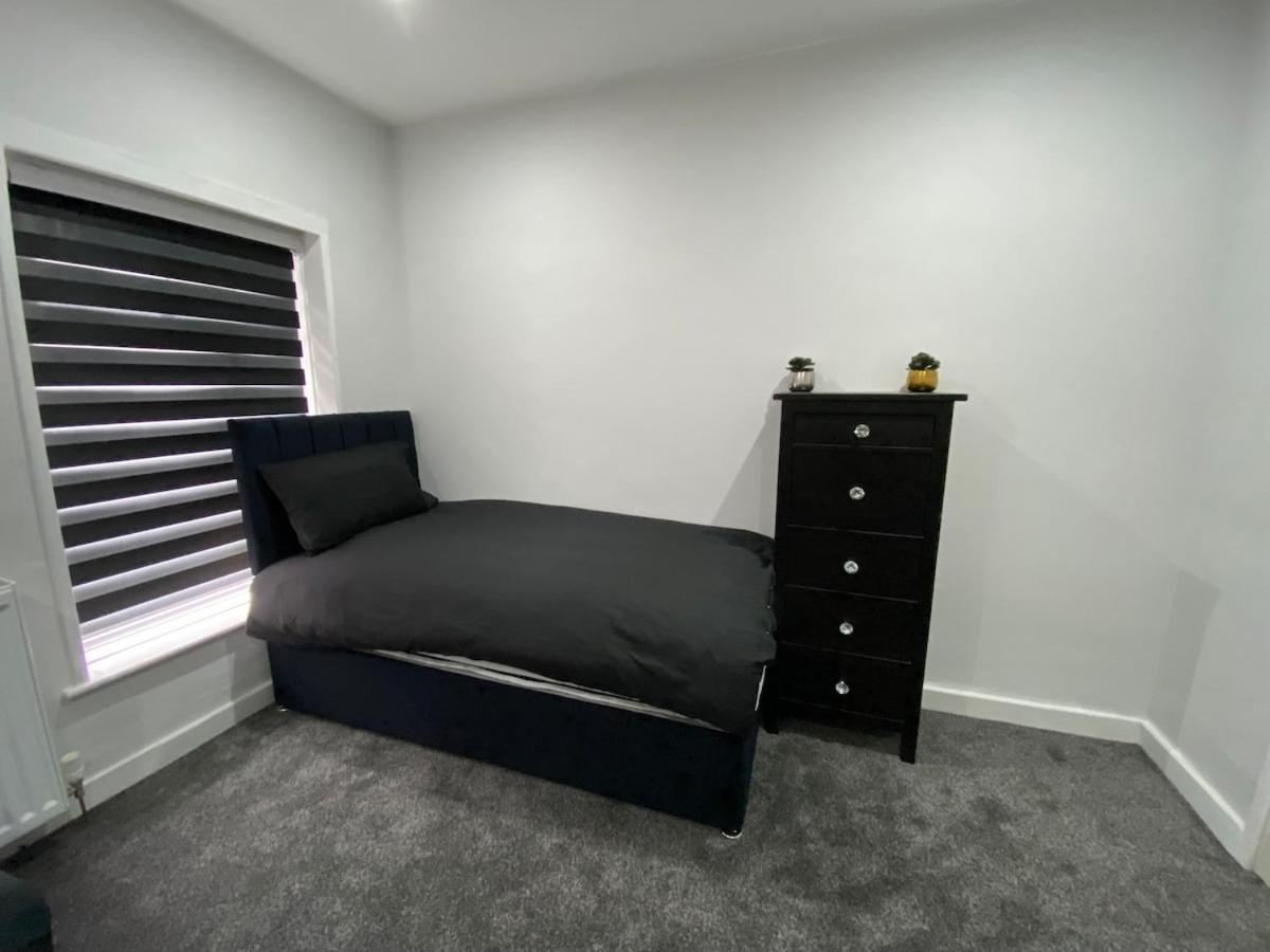 Sleeps 8 Holiday home Cardiff