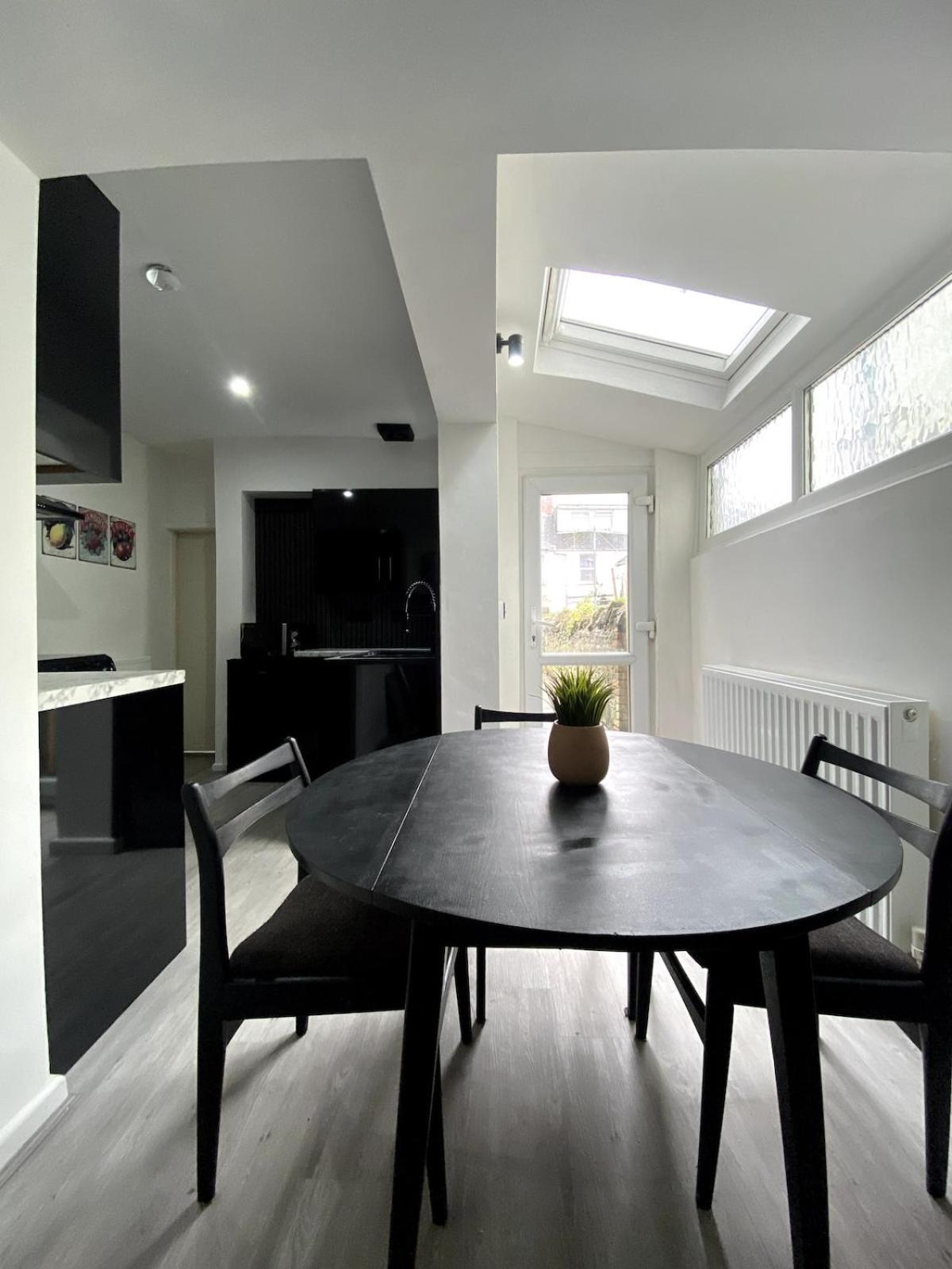 Holiday home Sleeps 8 Cardiff