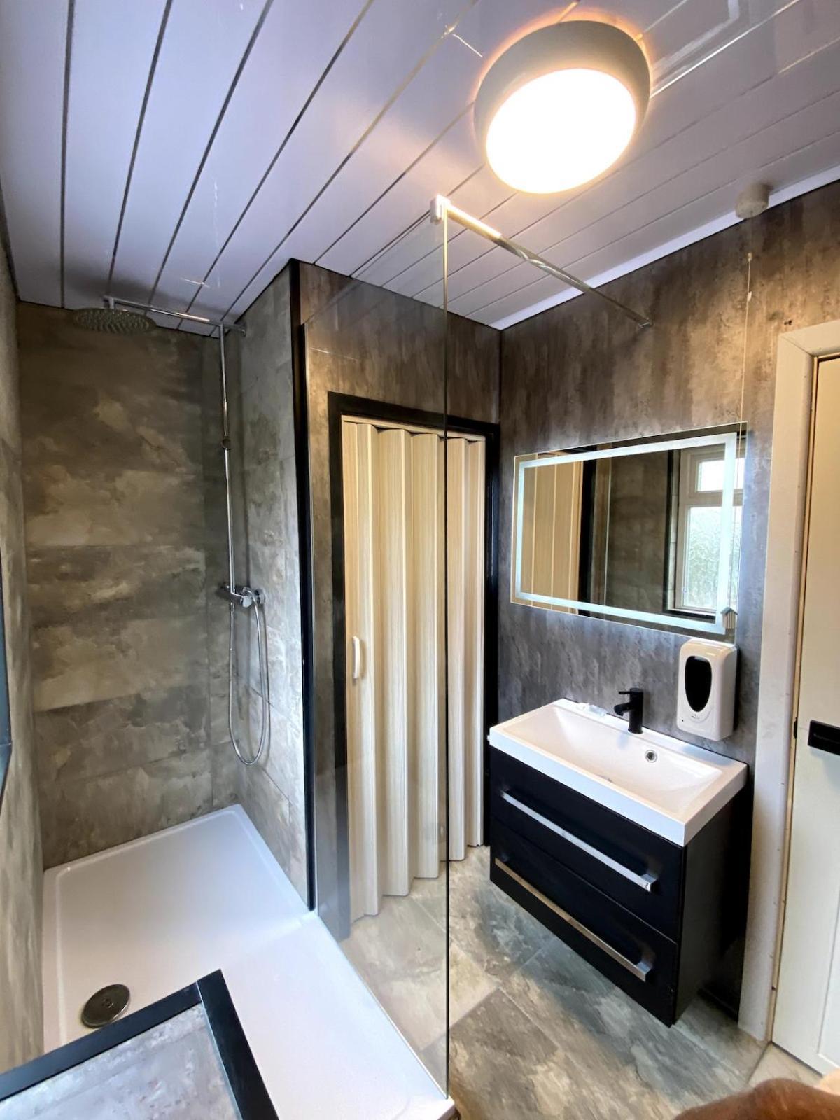 Sleeps 8 Holiday home Cardiff