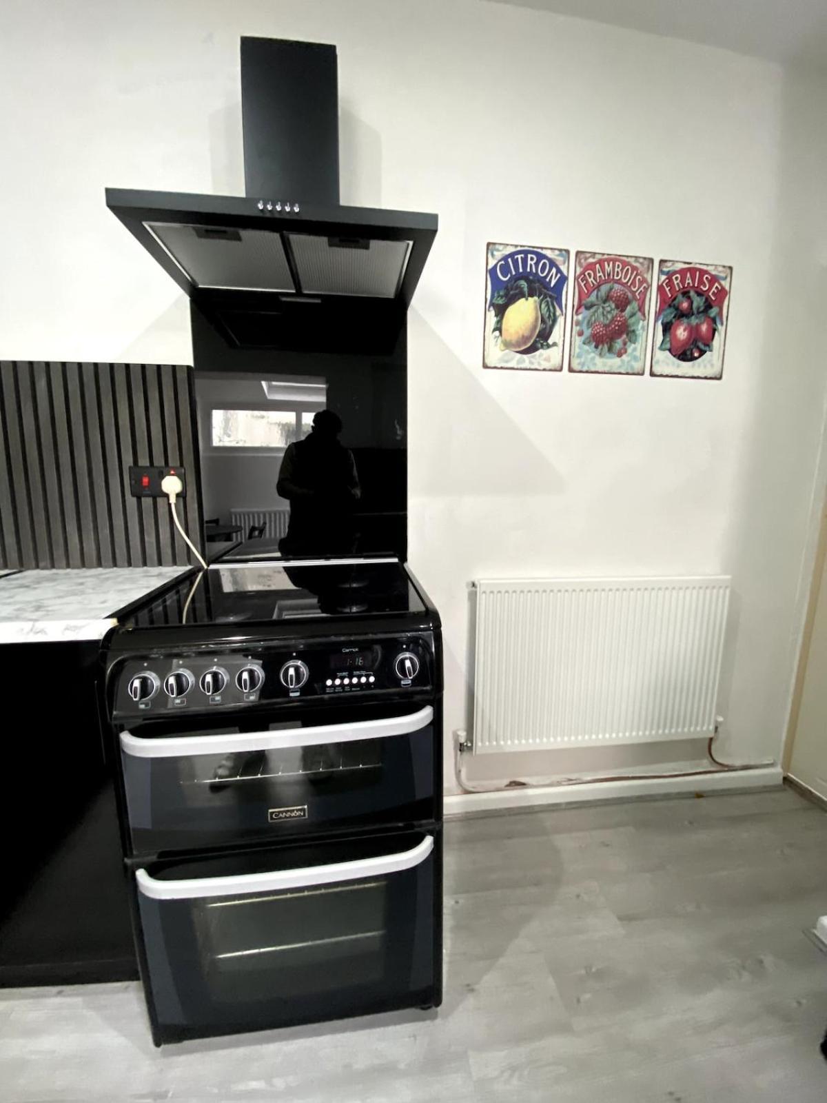 Sleeps 8 Holiday home Cardiff