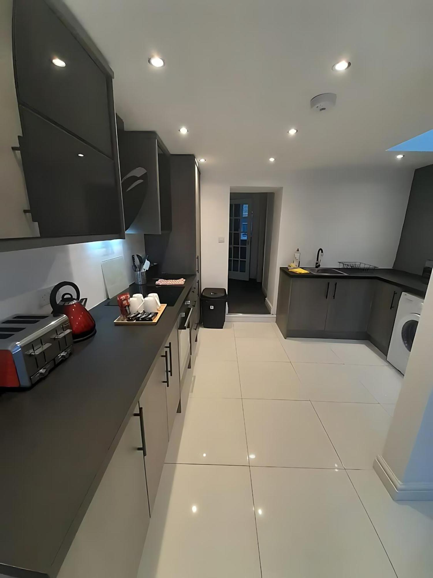 Contemporary And Spacious Holiday home Cardiff