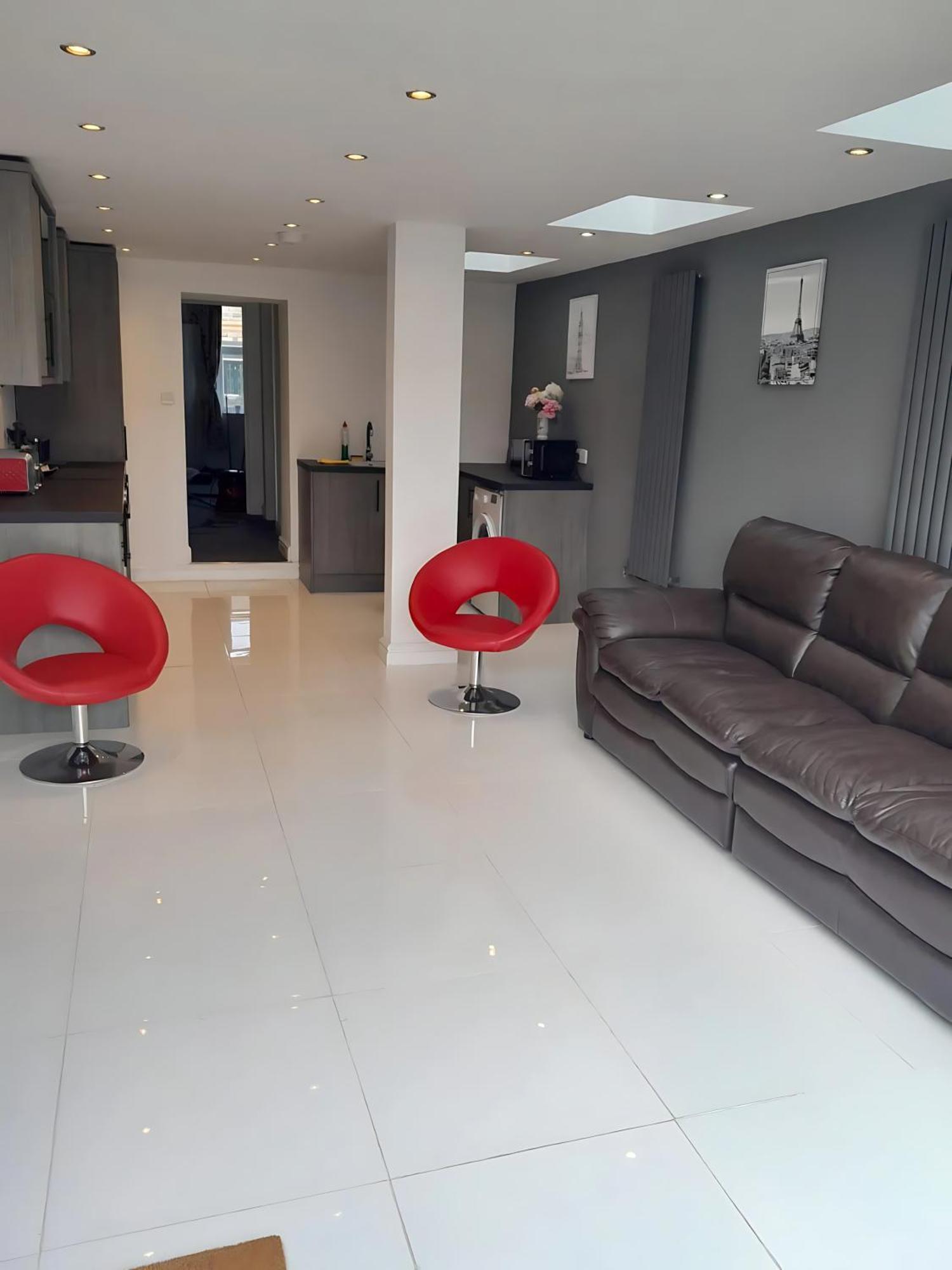 Contemporary And Spacious * Cardiff