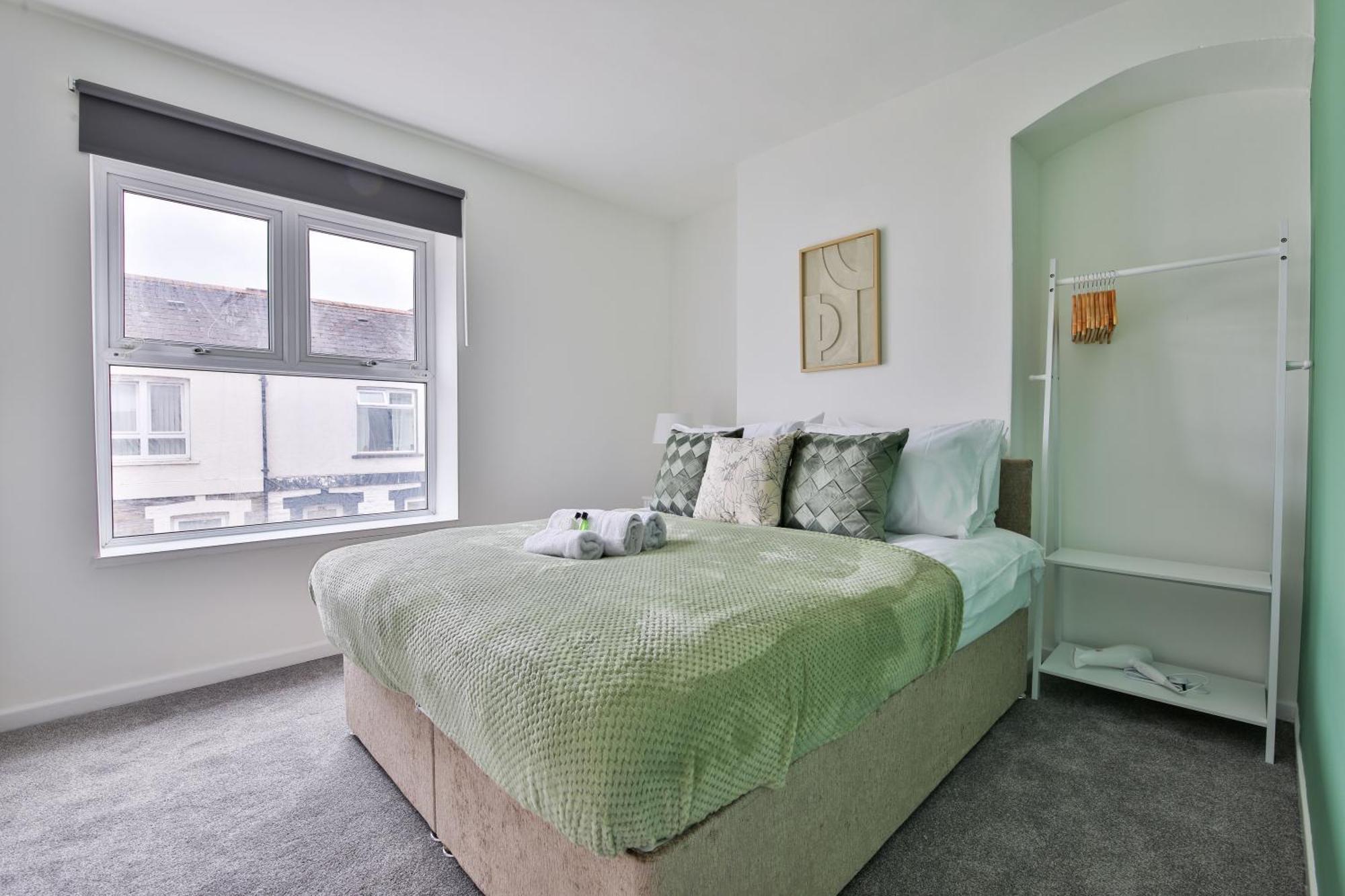 Apartment Urban 2-Bed House - 6 Mins Away From City Centre! *