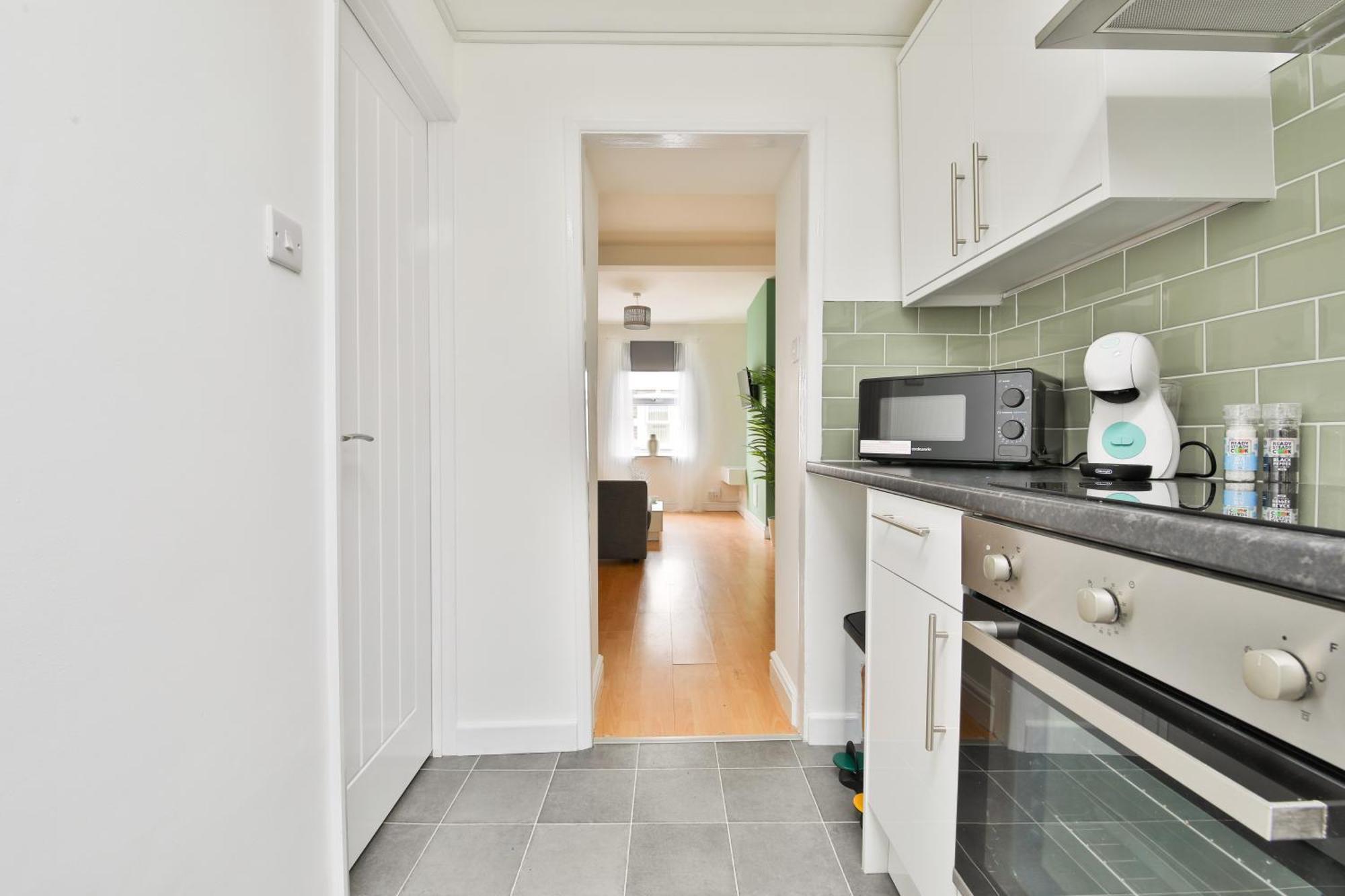 Apartment Urban 2-Bed House - 6 Mins Away From City Centre! *