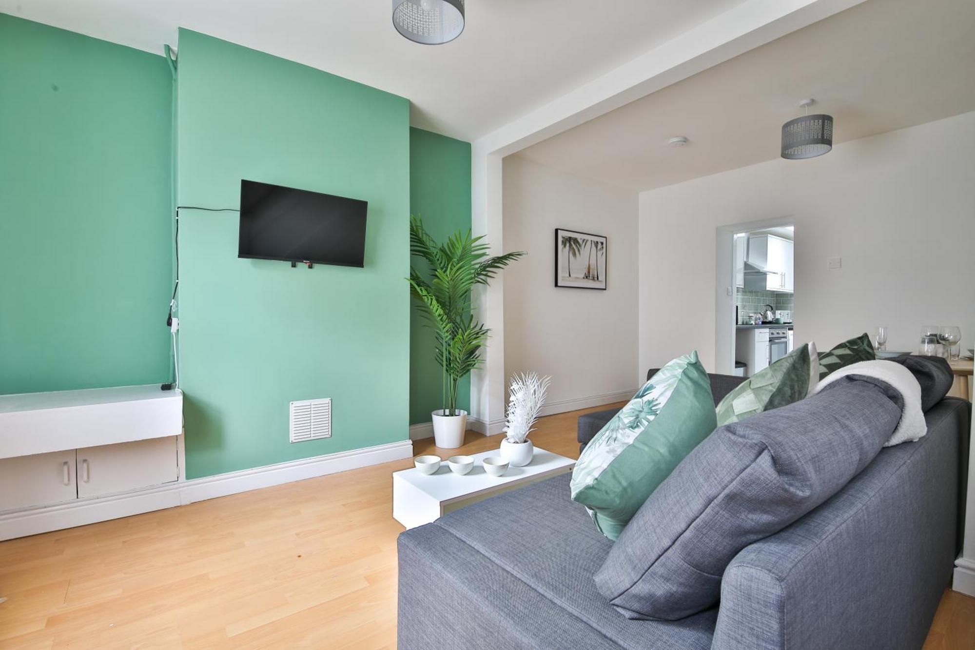Urban 2-Bed House - 6 Mins Away From City Centre! * Cardiff