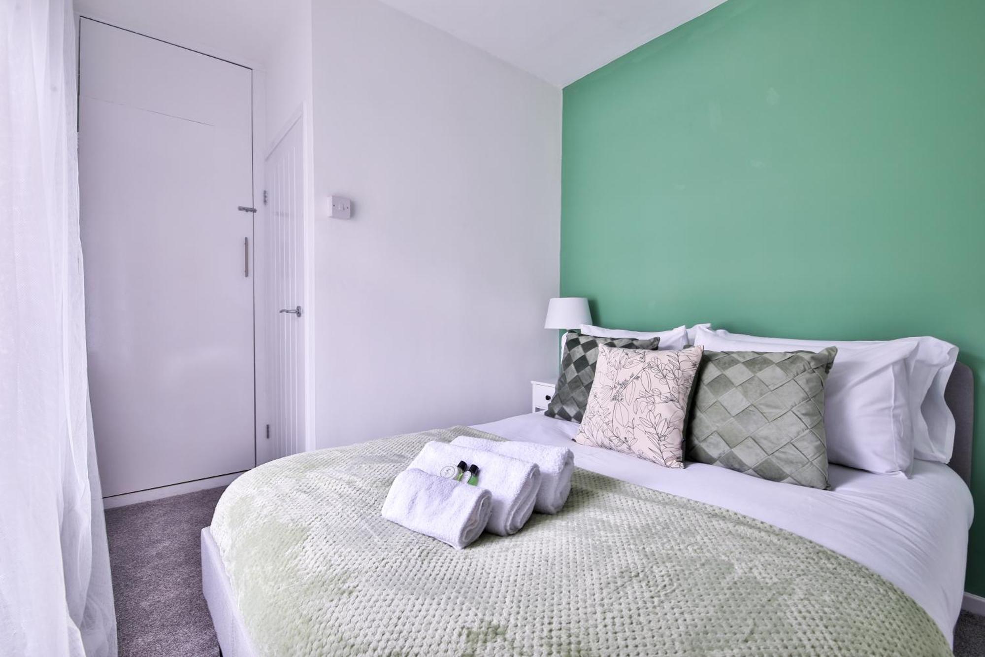 Urban 2-Bed House - 6 Mins Away From City Centre!