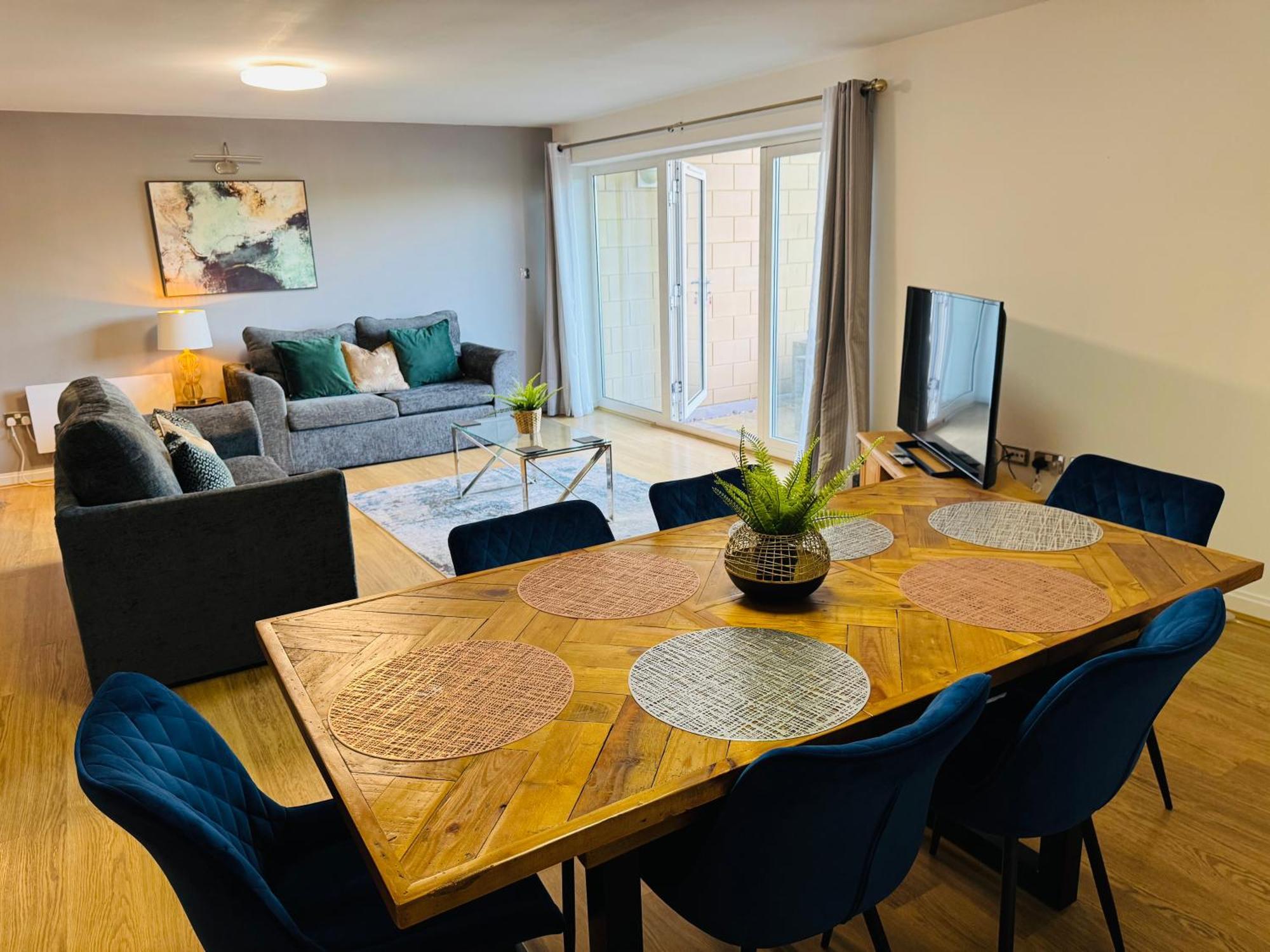 Spacious 2 Bed Perfect For Centre & Bay, Pool, Gym Apartment *