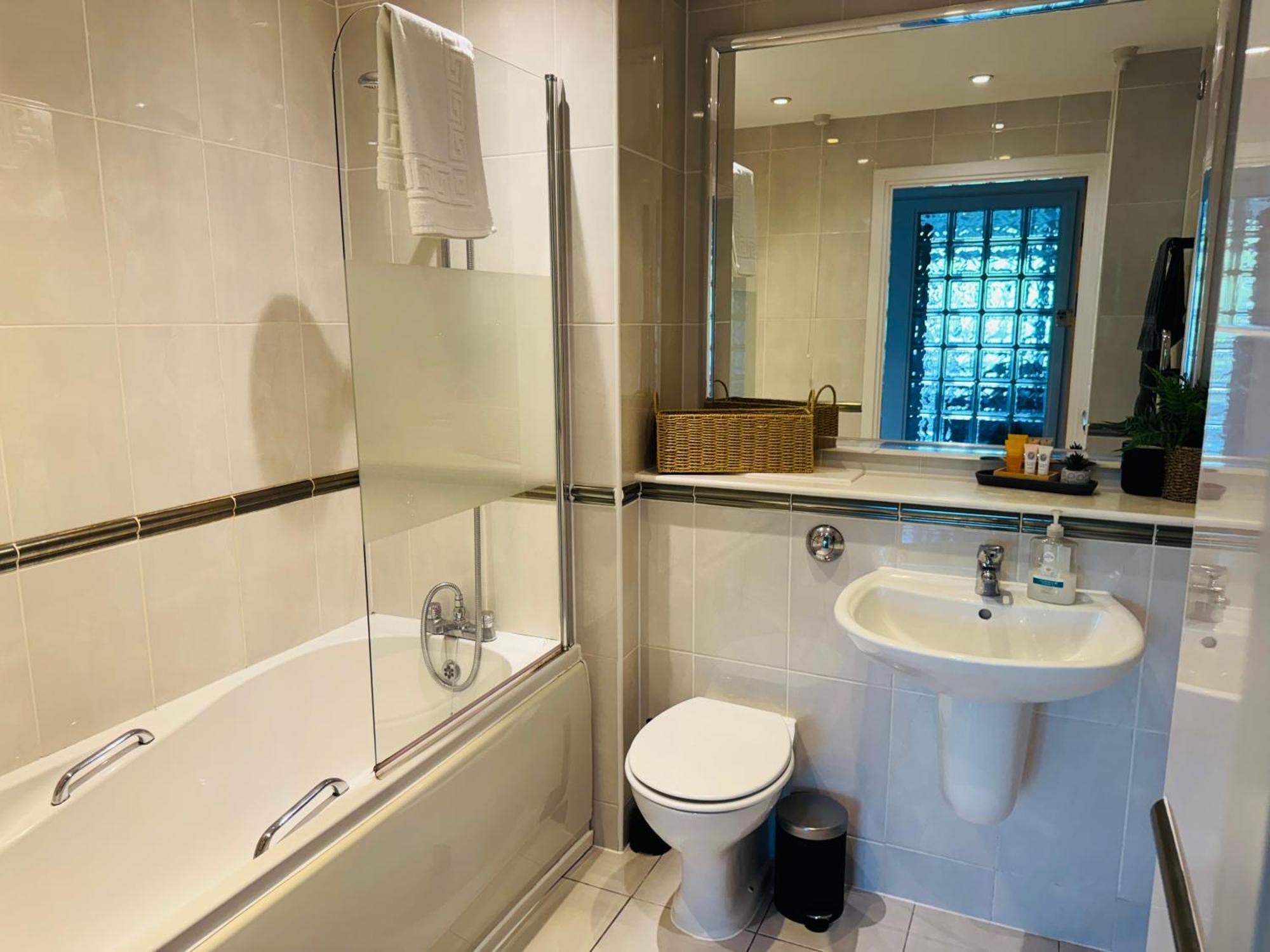 Apartment Spacious 2 Bed Perfect For Centre & Bay, Pool, Gym *