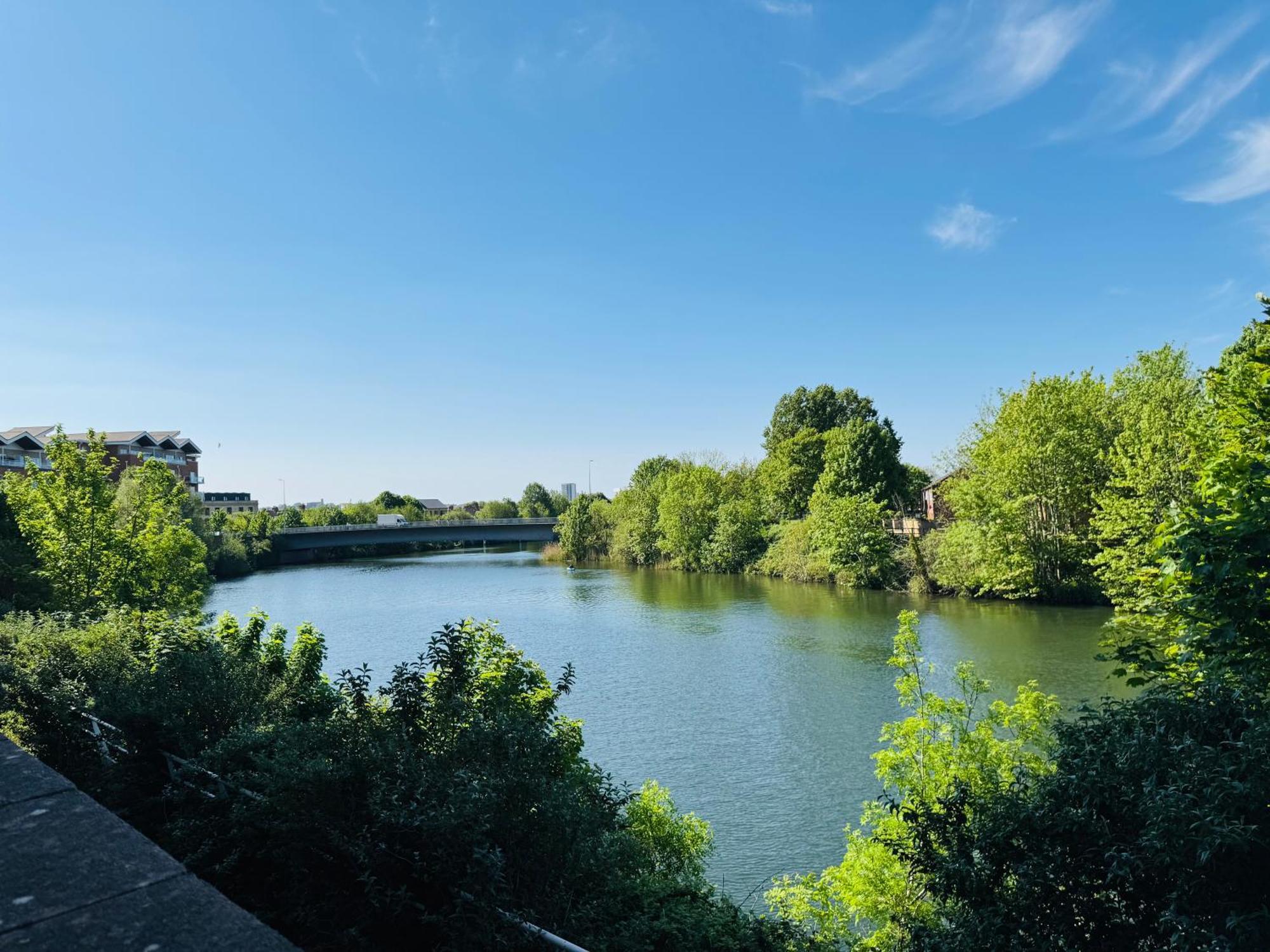 Spacious 2 Bed Perfect For Centre & Bay, Pool, Gym Apartment