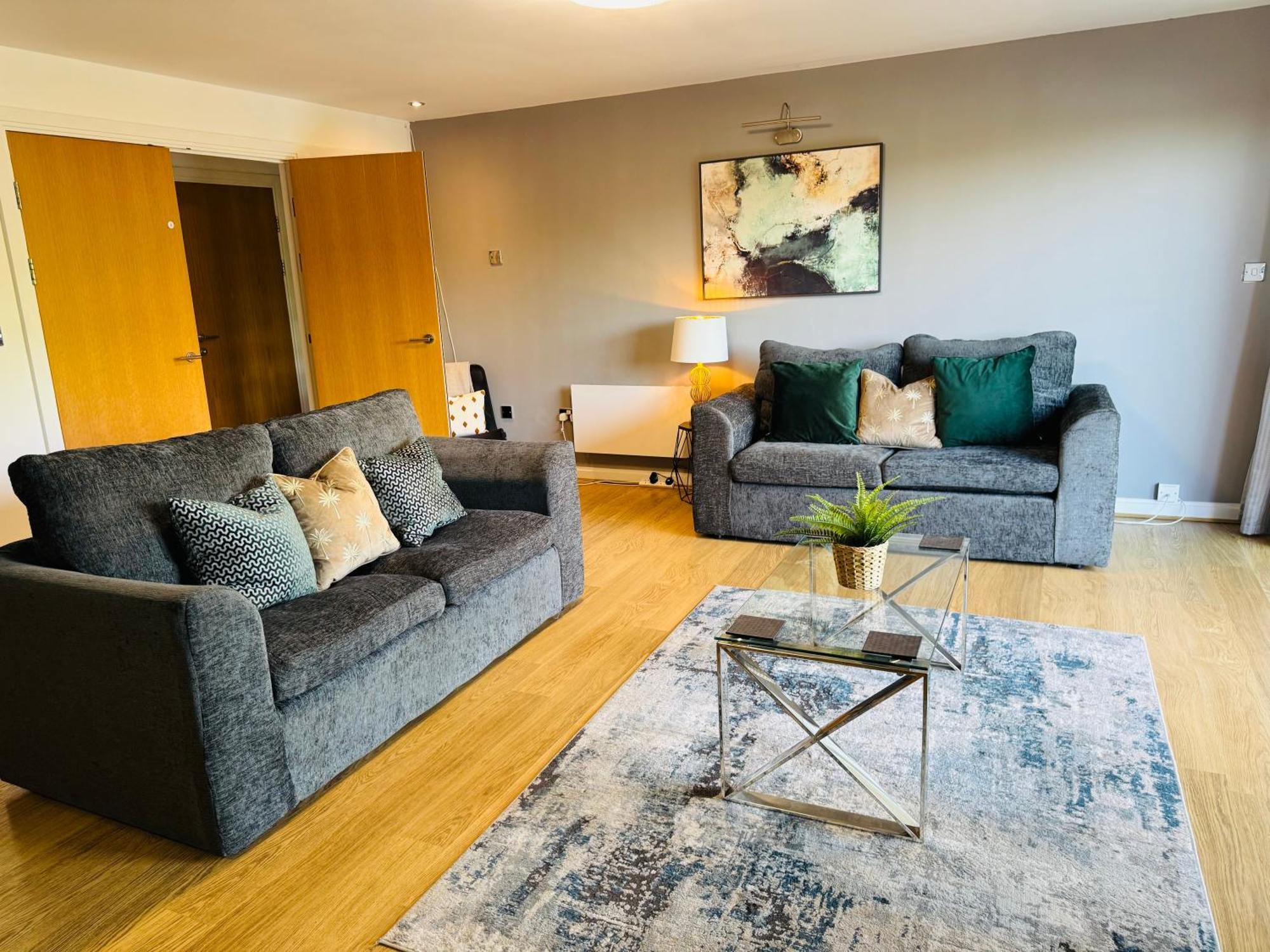 Spacious 2 Bed Perfect For Centre & Bay, Pool, Gym Apartment Cardiff