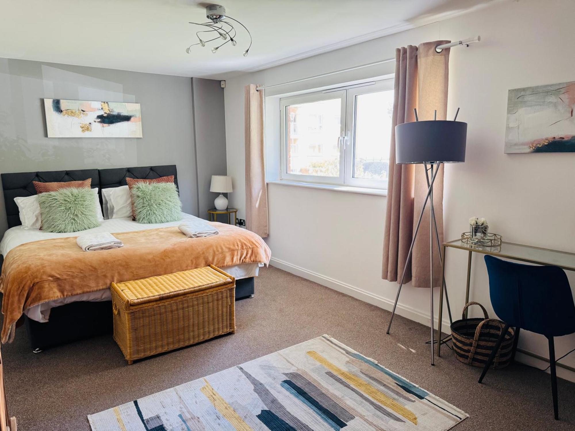 Spacious 2 Bed Perfect For Centre & Bay, Pool, Gym *