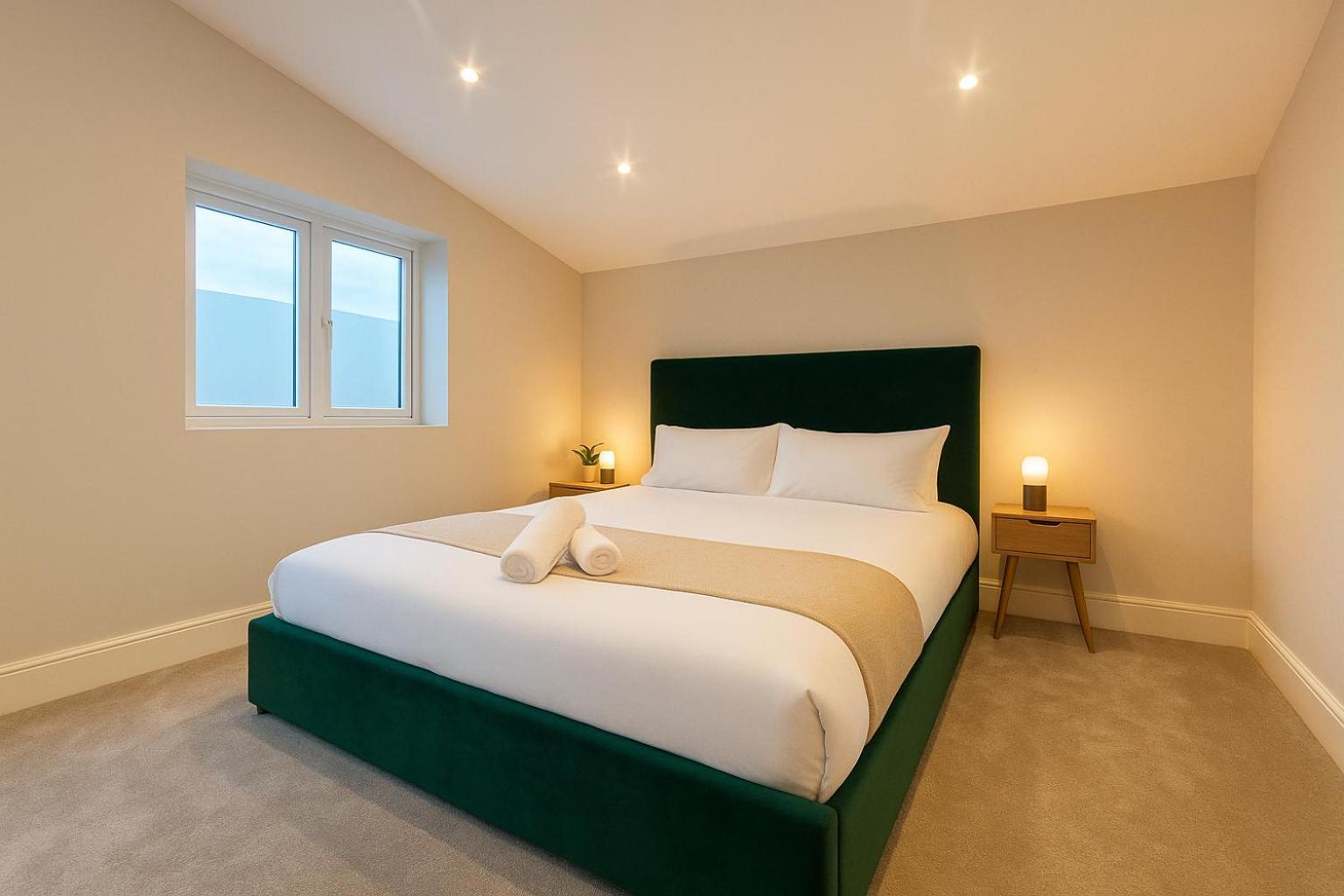 Modern + King Size Bed + Garden Apartment *