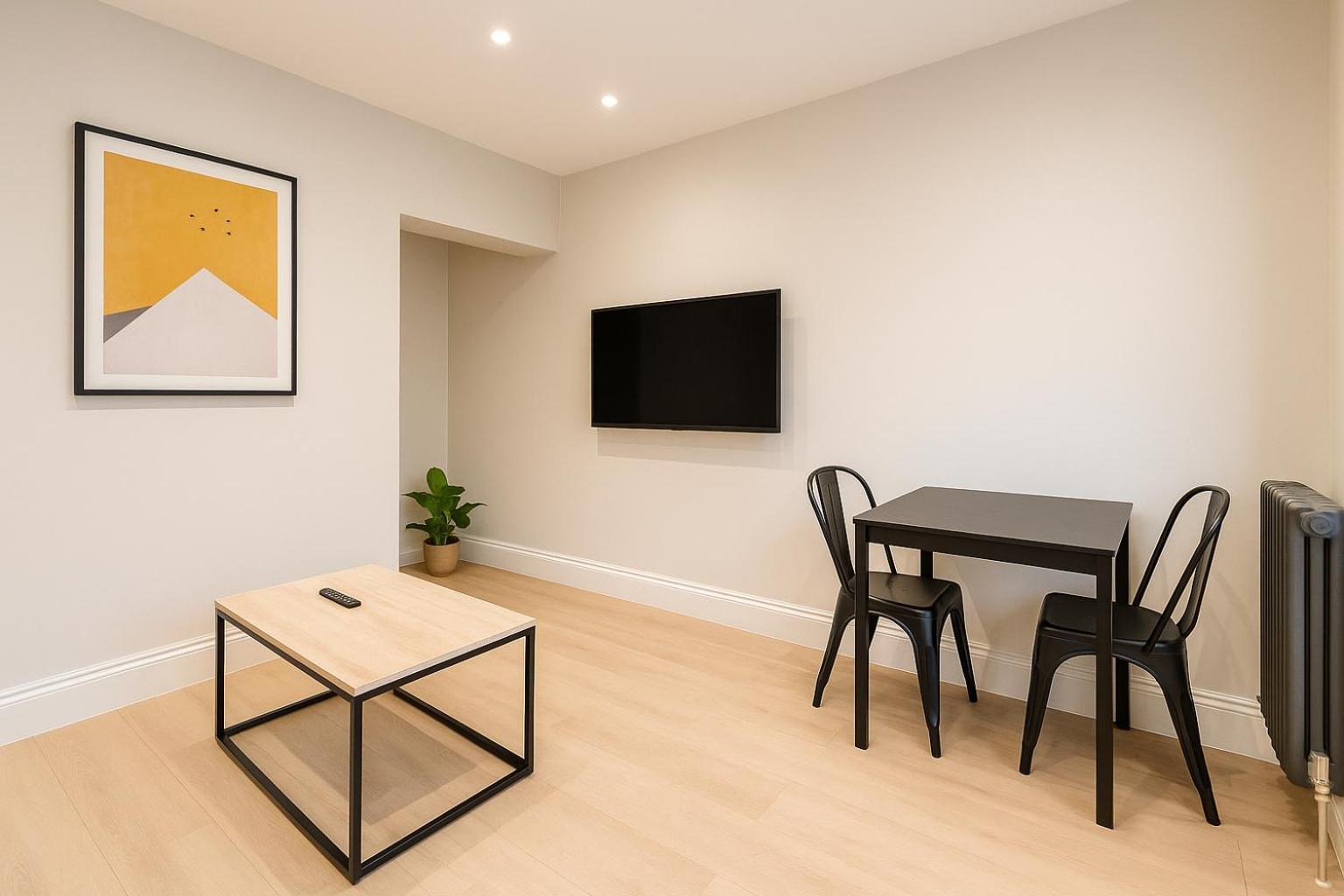 Modern + King Size Bed + Garden Apartment Cardiff