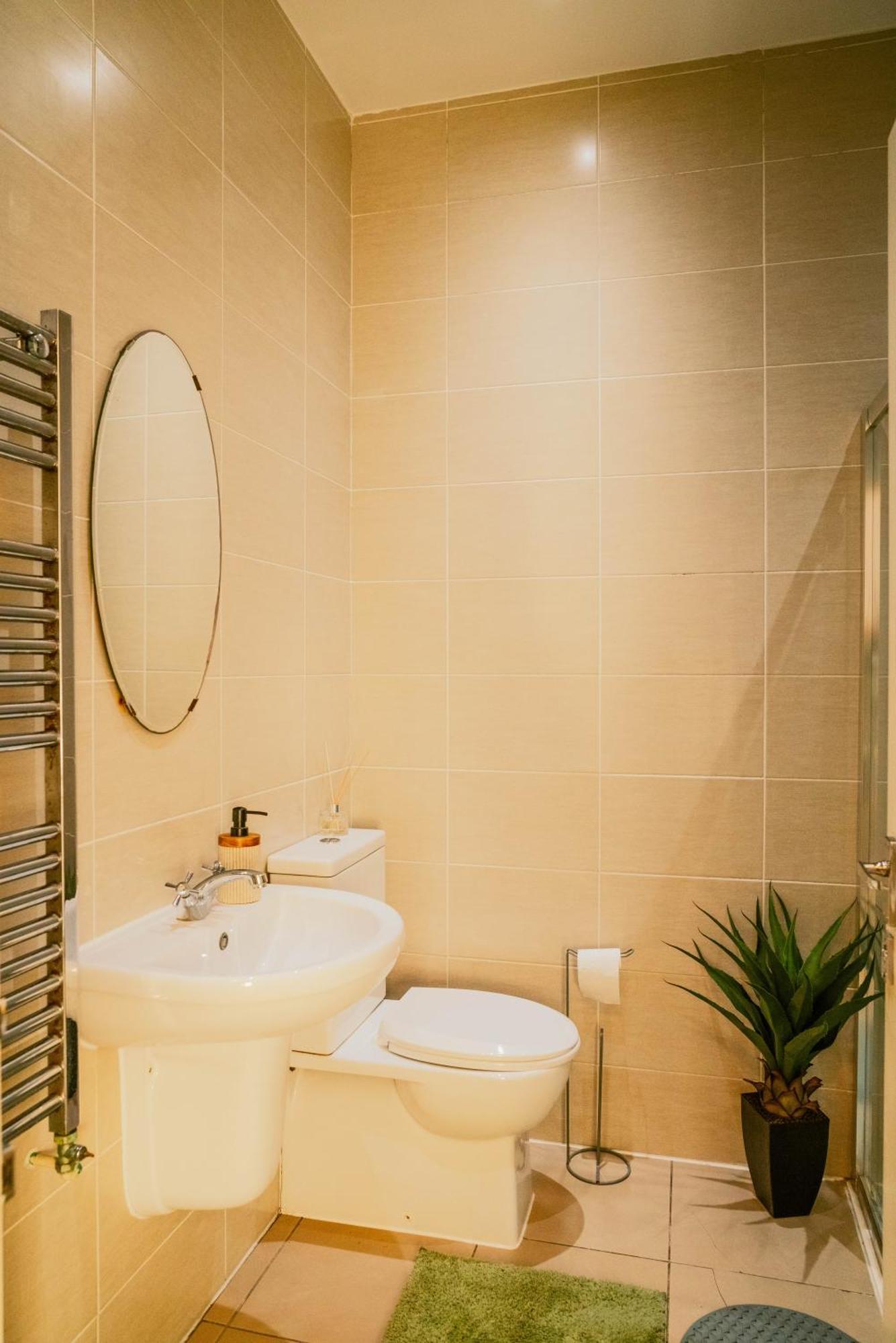 Modern 4 Bed - Centre - Free Parking Apartment Cardiff