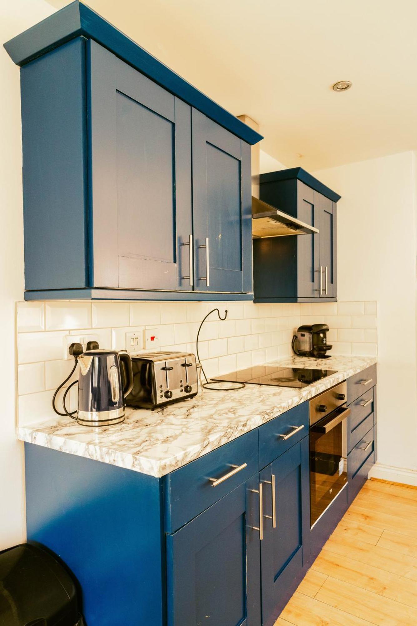 Modern 4 Bed - Centre - Free Parking Apartment *