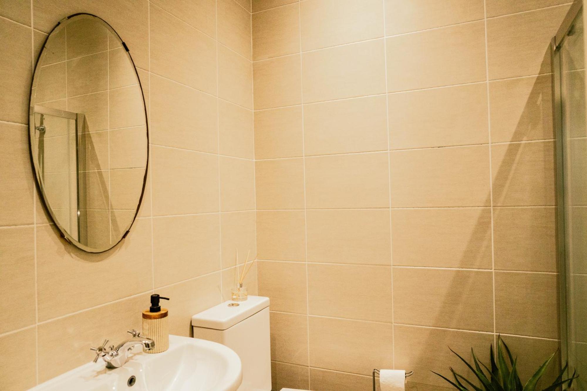 Modern 4 Bed - Centre - Free Parking Apartment Cardiff