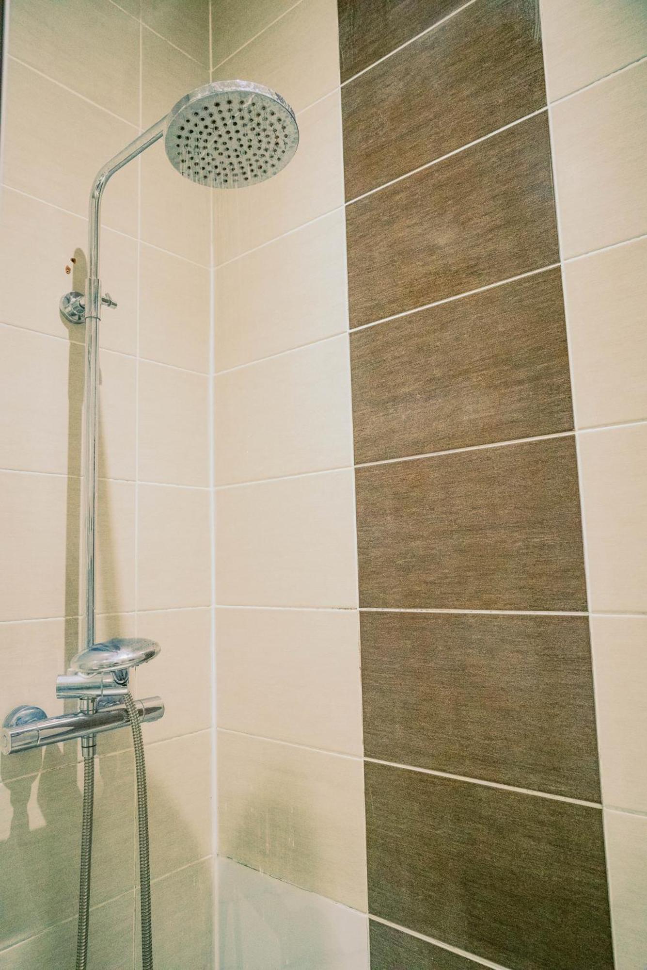 Modern 4 Bed - Centre - Free Parking Apartment