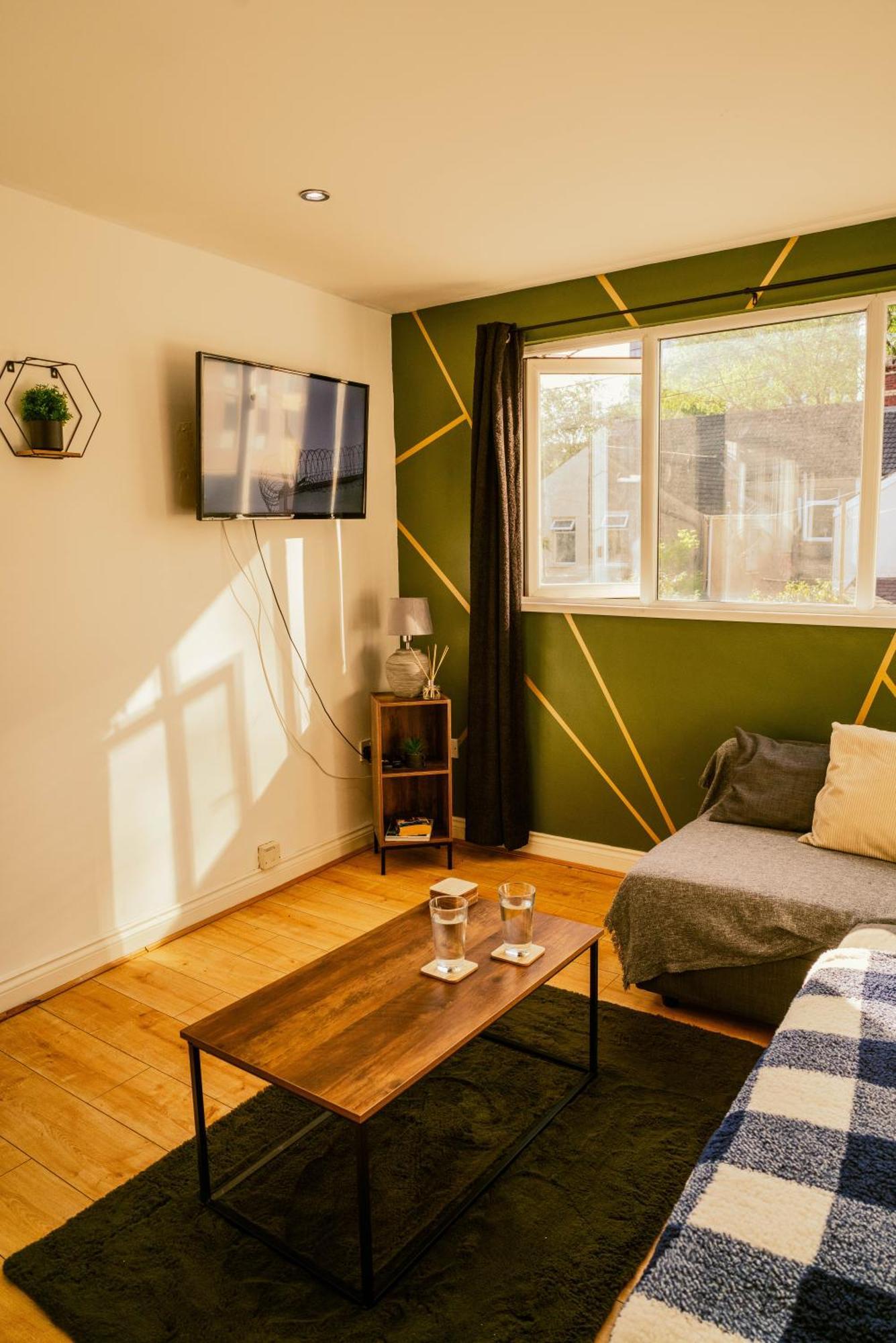 Modern 4 Bed - Centre - Free Parking Apartment *