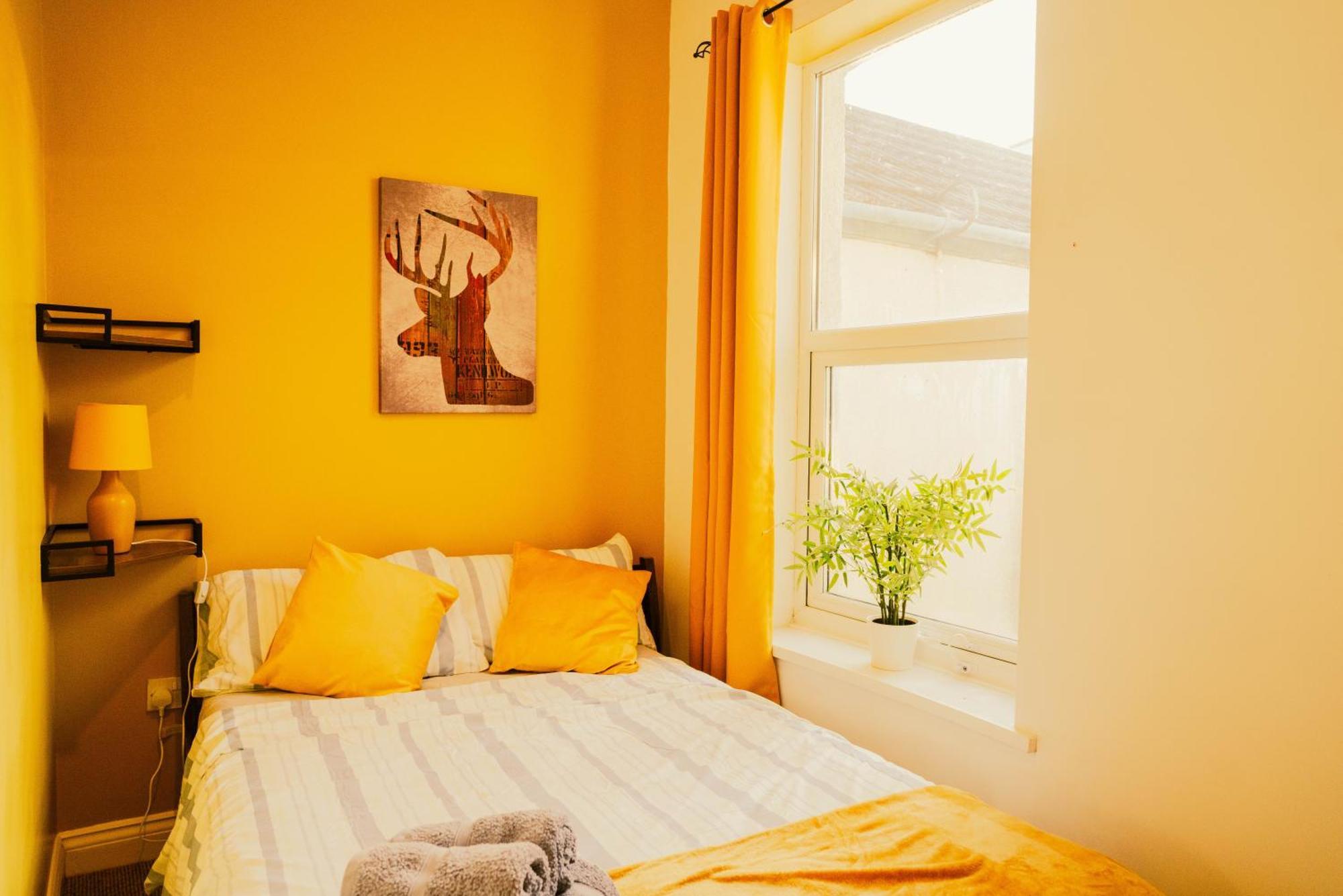 Modern 4 Bed - Centre - Free Parking Apartment
