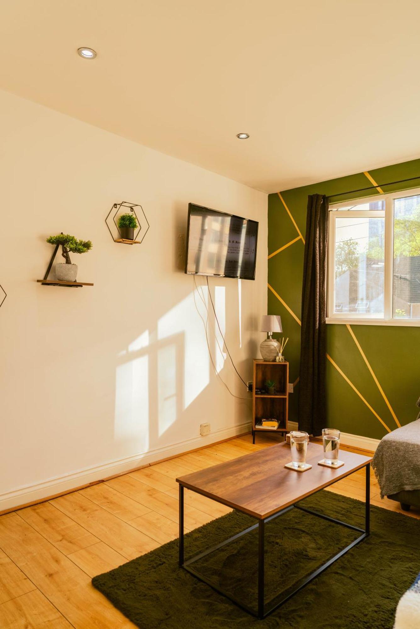 Modern 4 Bed - Centre - Free Parking Apartment *