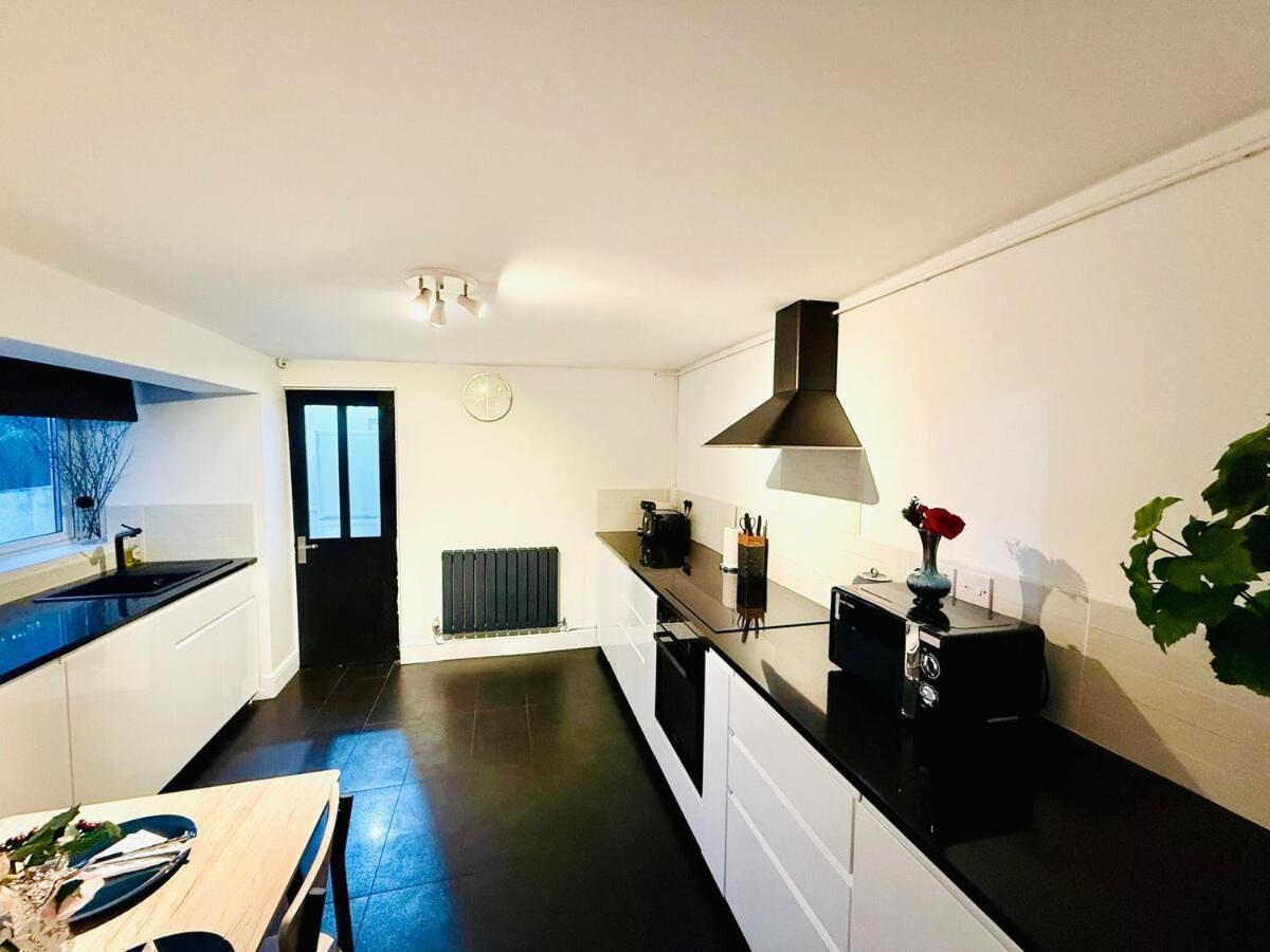 Spacious 4 Bed House Near Centre With Parking Cardiff