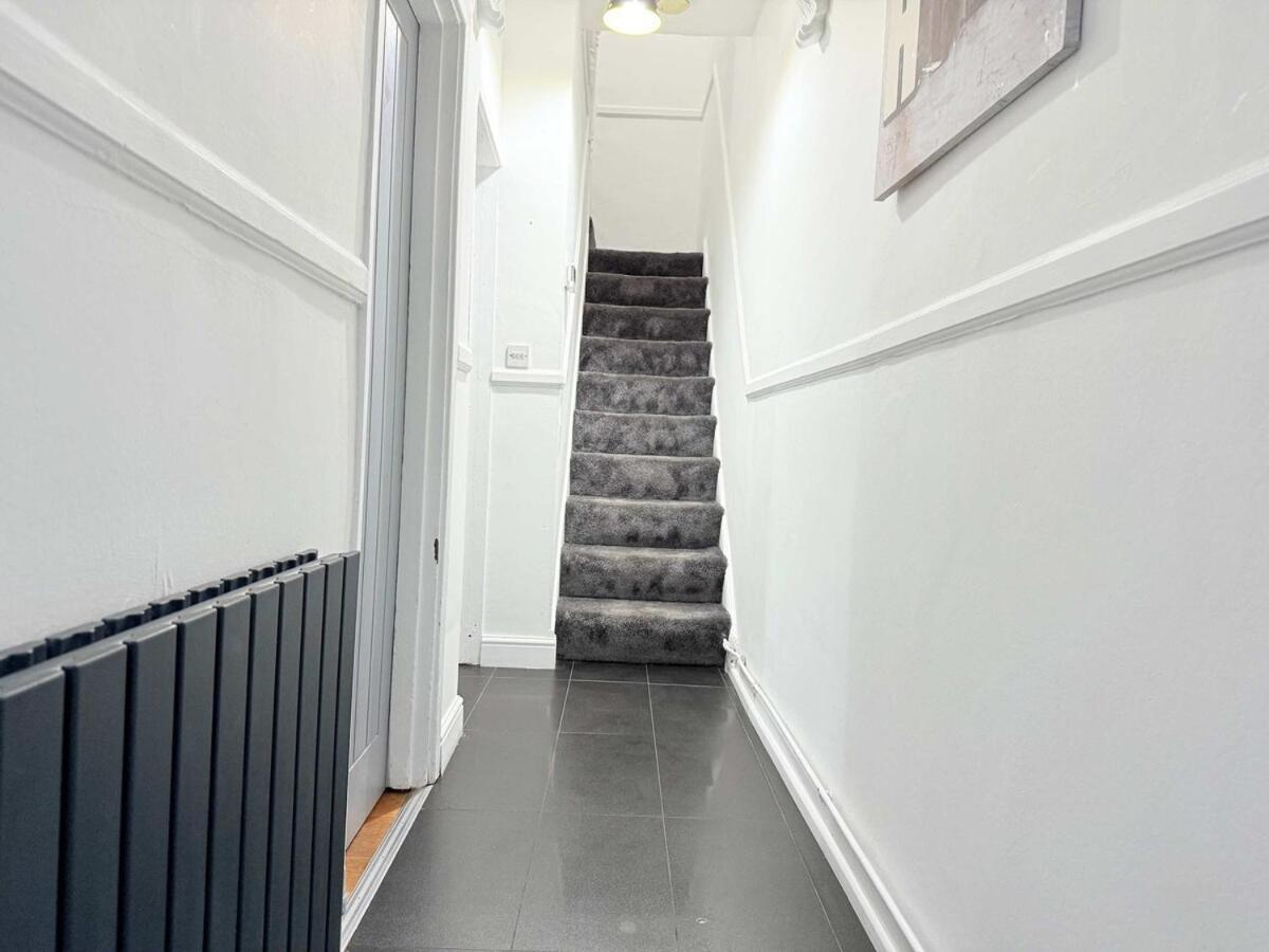 Spacious 4 Bed House Near Centre With Parking