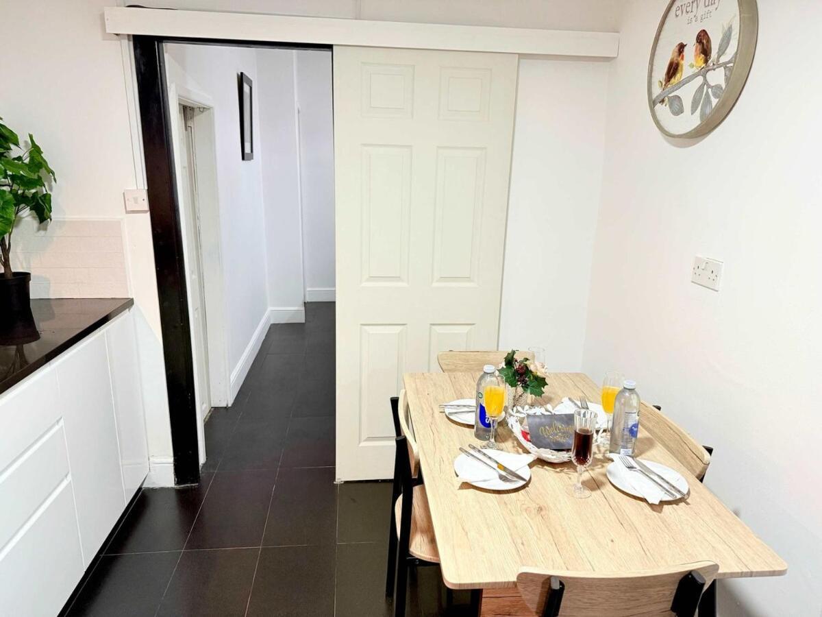 Spacious 4 Bed House Near Centre With Parking * Cardiff