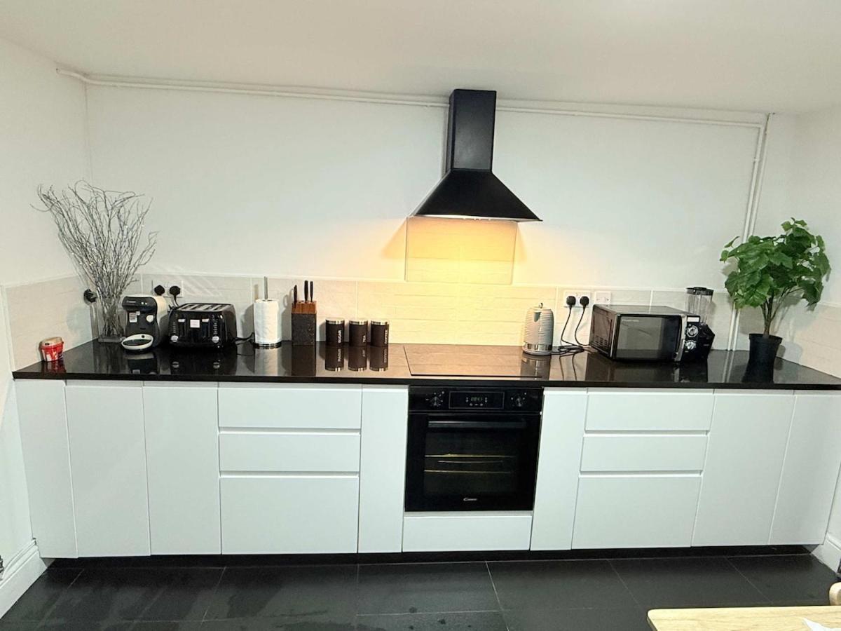 Holiday home Spacious 4 Bed House Near Centre With Parking