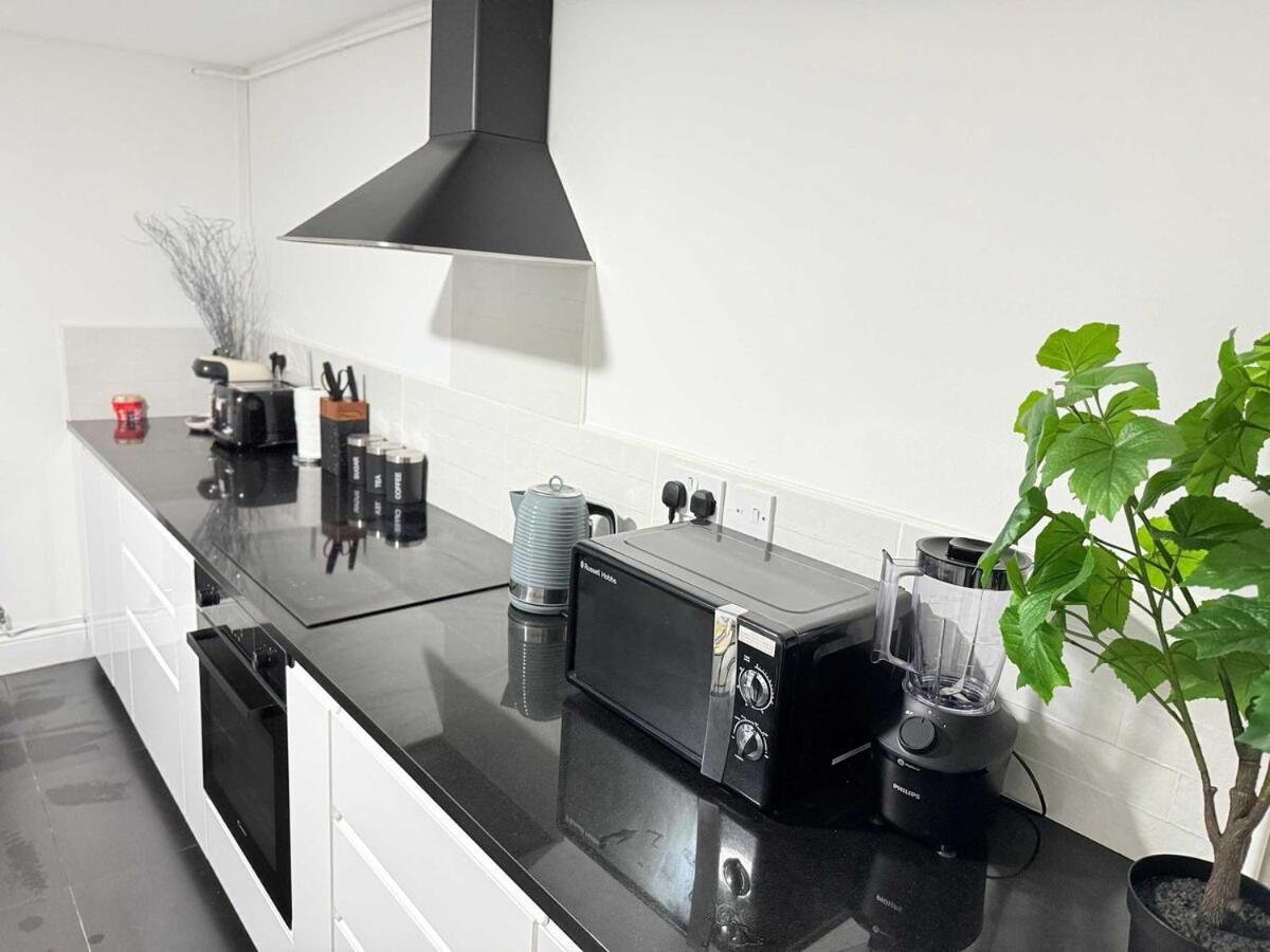 Spacious 4 Bed House Near Centre With Parking * Cardiff