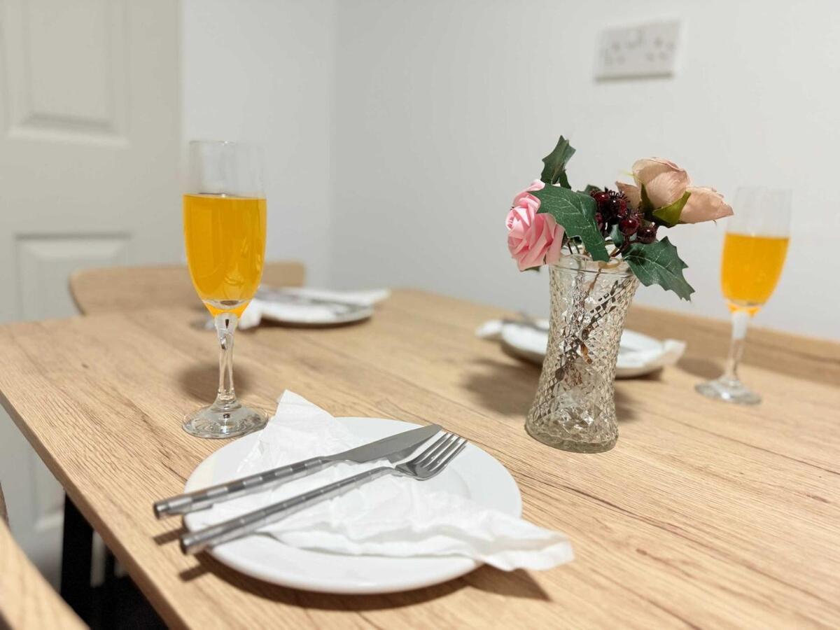 Spacious 4 Bed House Near Centre With Parking *