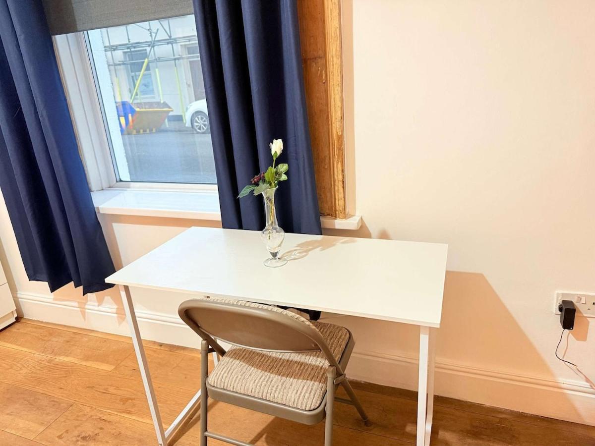 Holiday home Spacious 4 Bed House Near Centre With Parking