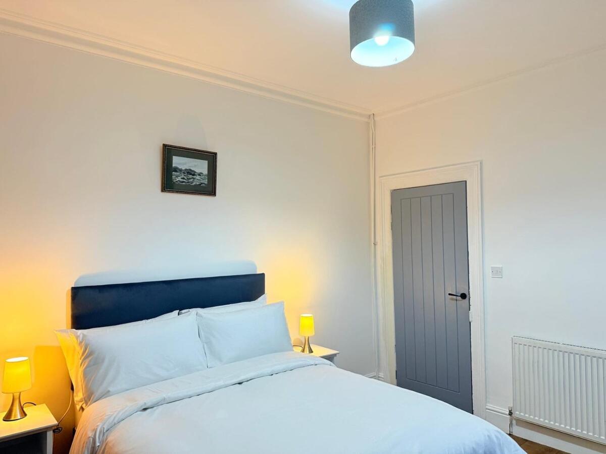 Spacious 4 Bed House Near Centre With Parking *