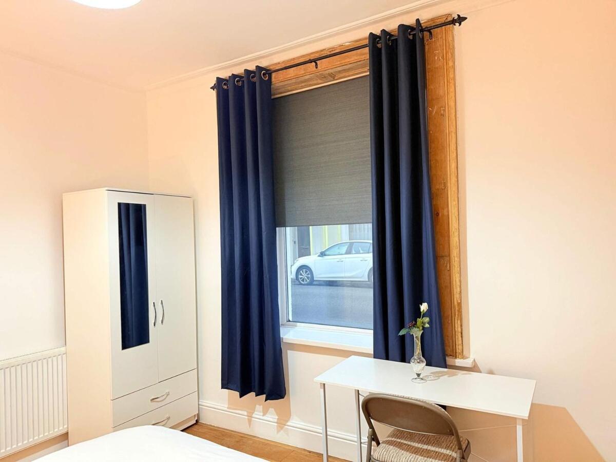 Spacious 4 Bed House Near Centre With Parking Holiday home