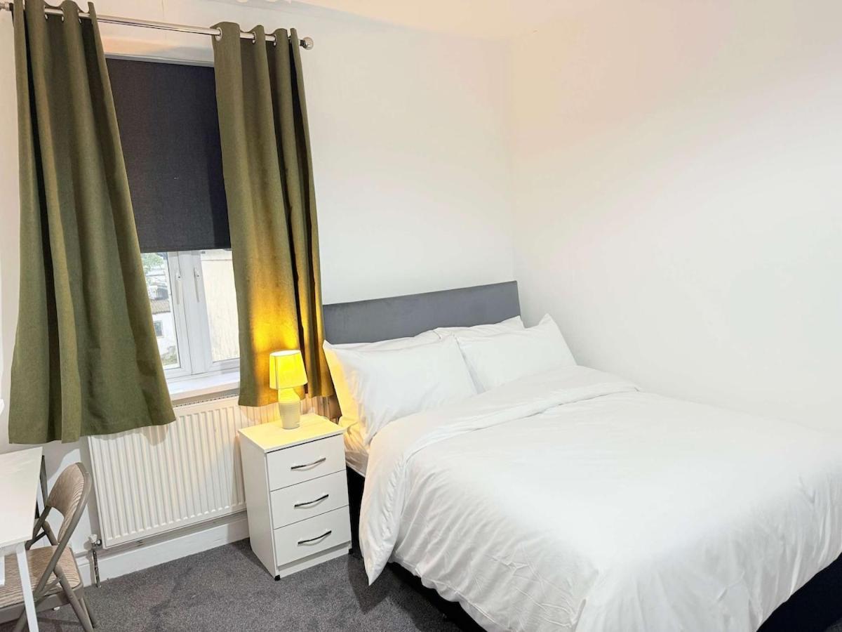 Holiday home Spacious 4 Bed House Near Centre With Parking *