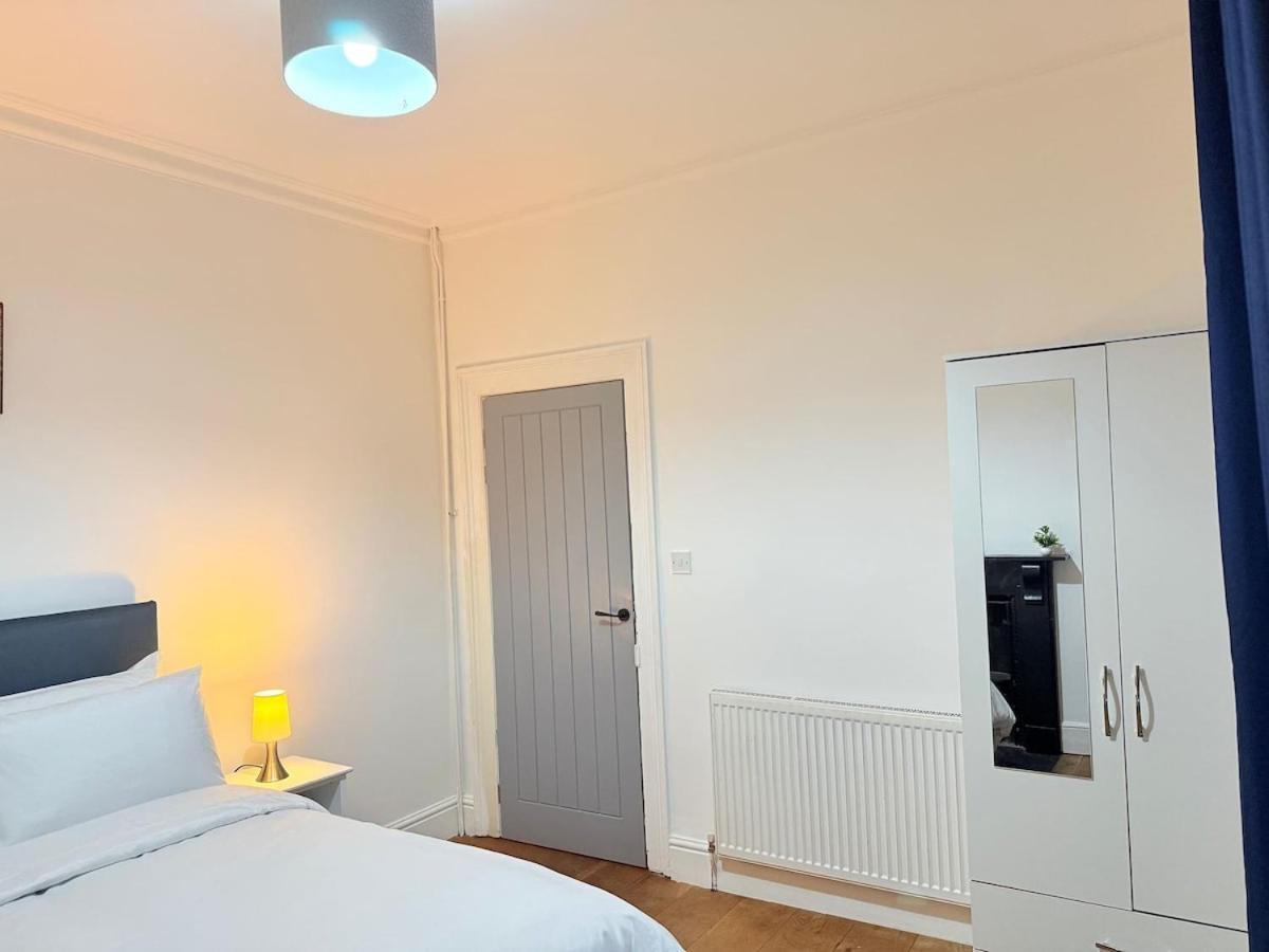 Holiday home Spacious 4 Bed House Near Centre With Parking