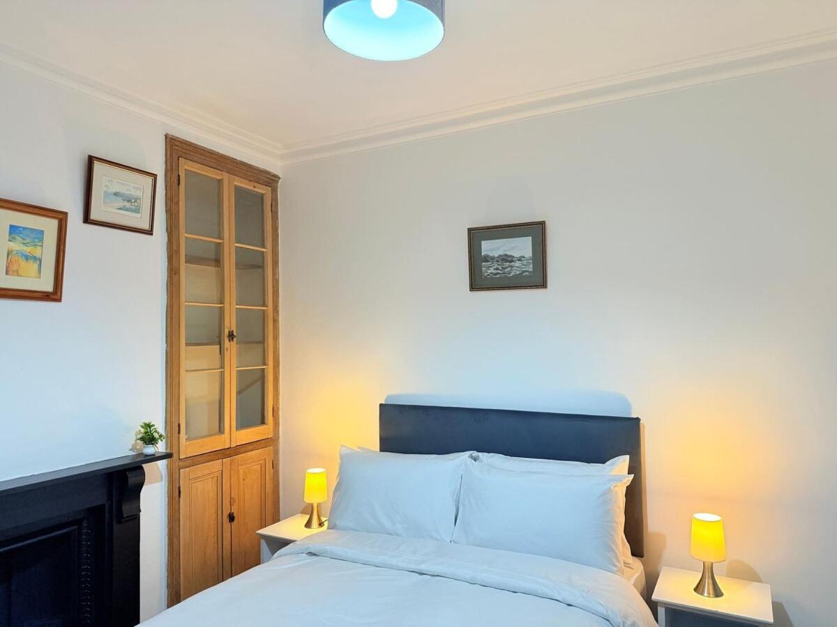 Holiday home Spacious 4 Bed House Near Centre With Parking