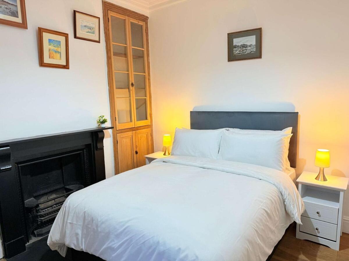 Spacious 4 Bed House Near Centre With Parking Holiday home *