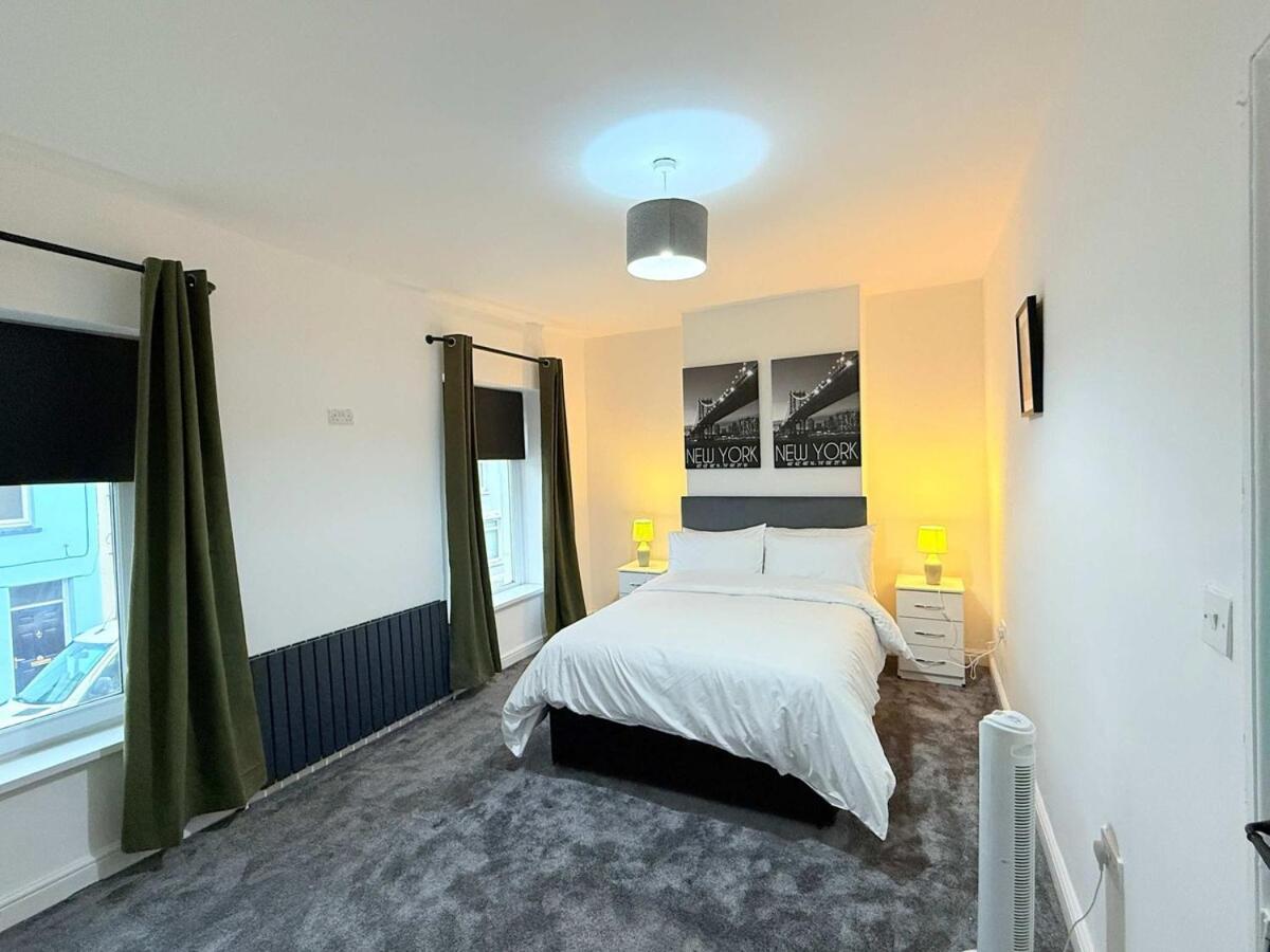 Holiday home Spacious 4 Bed House Near Centre With Parking
