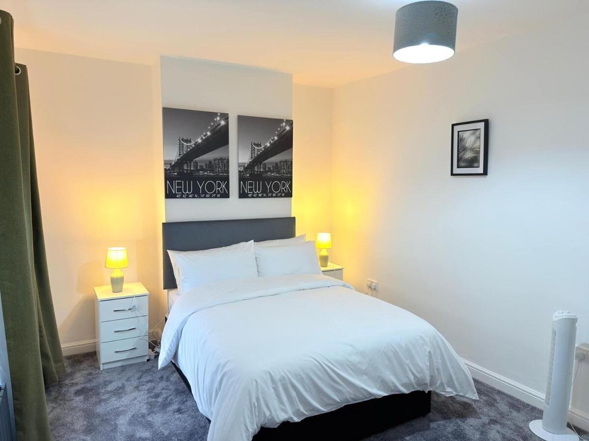 Holiday home Spacious 4 Bed House Near Centre With Parking Cardiff