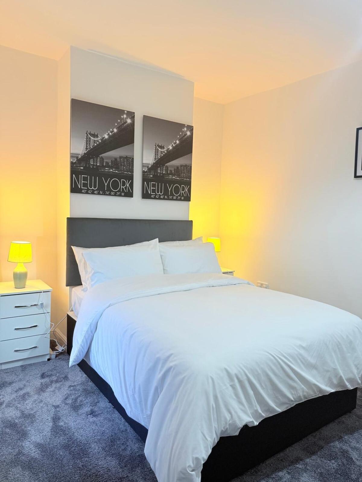 Holiday home Spacious 4 Bed House Near Centre With Parking *