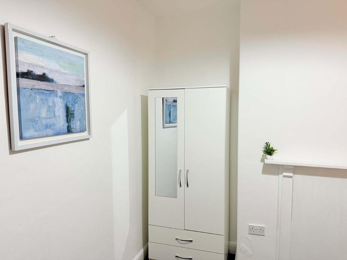 Spacious 4 Bed House Near Centre With Parking