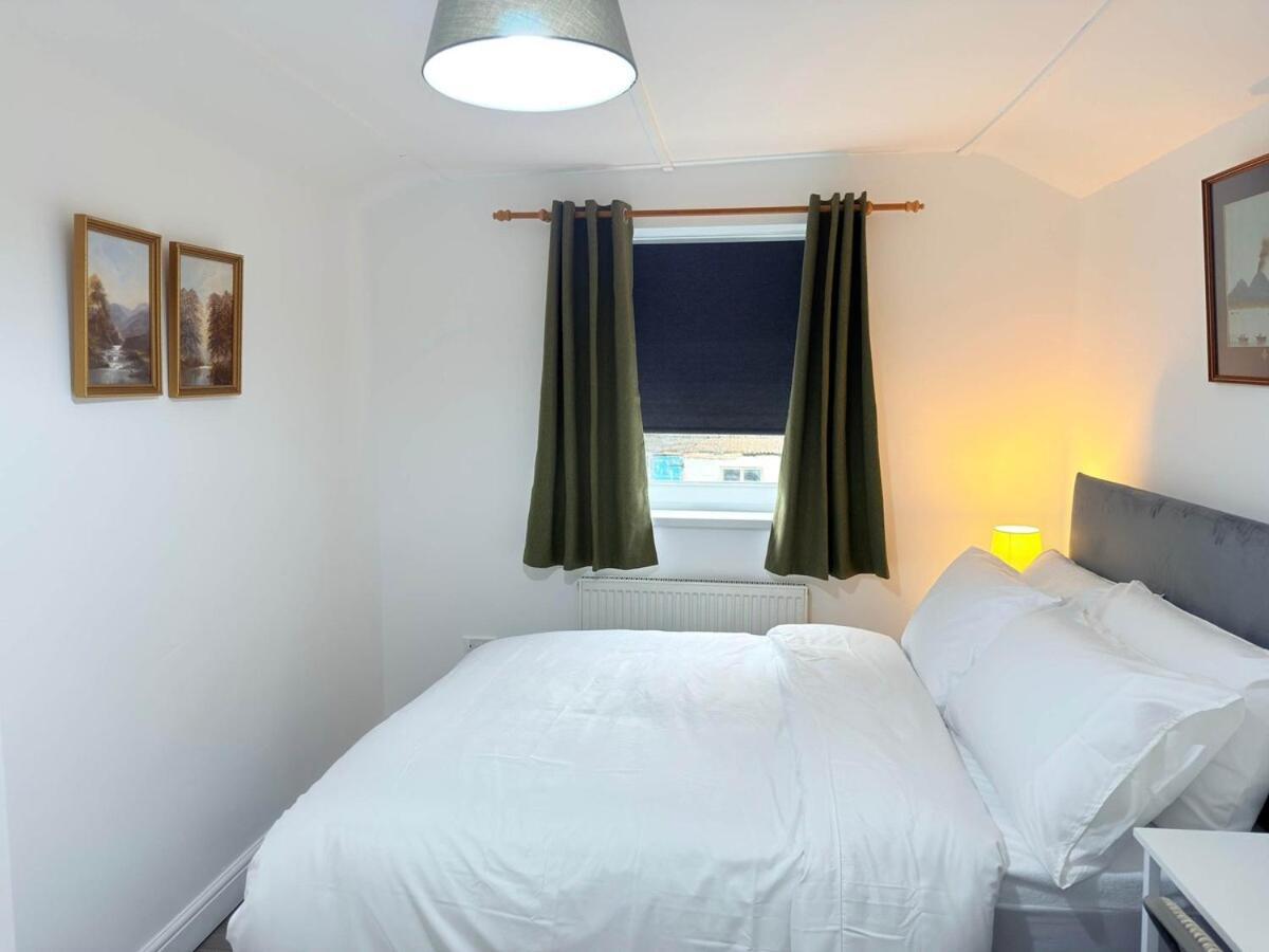 Spacious 4 Bed House Near Centre With Parking Holiday home *