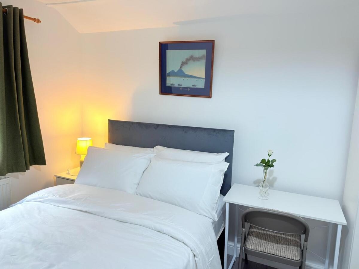Holiday home Spacious 4 Bed House Near Centre With Parking Cardiff