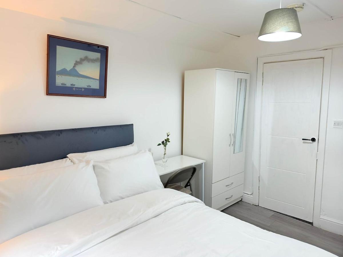 Holiday home Spacious 4 Bed House Near Centre With Parking