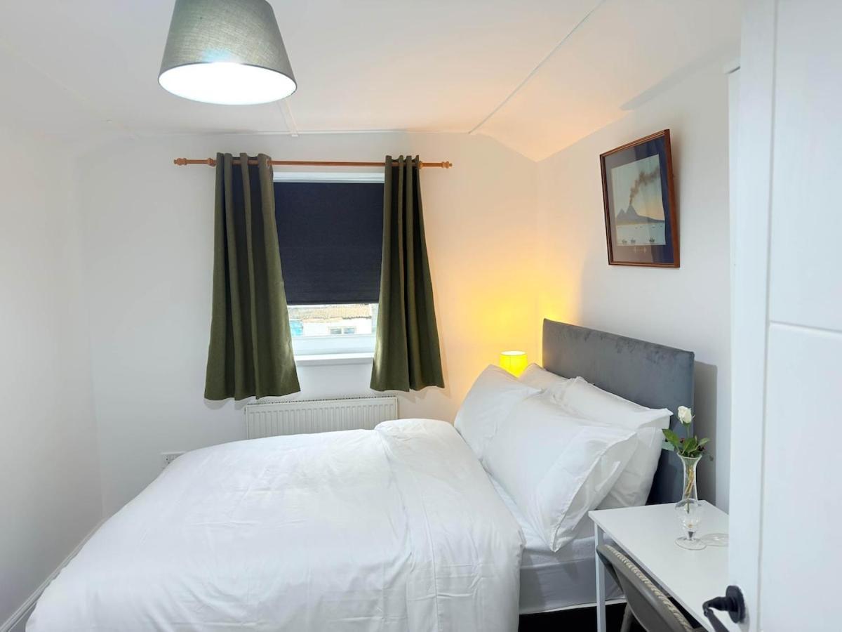 Holiday home Spacious 4 Bed House Near Centre With Parking