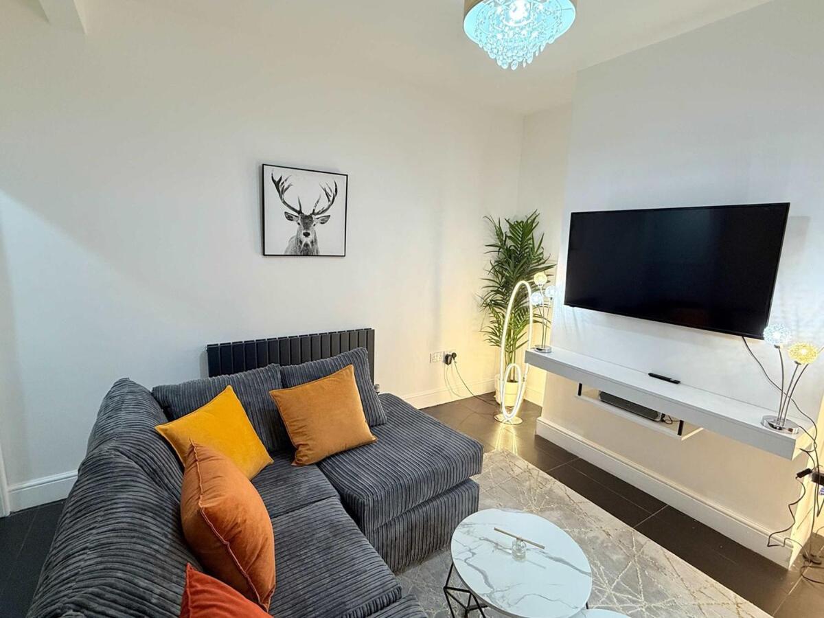 Spacious 4 Bed House Near Centre With Parking Holiday home Cardiff