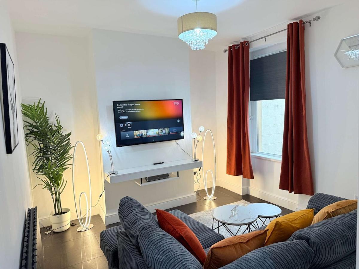 Holiday home Spacious 4 Bed House Near Centre With Parking Cardiff