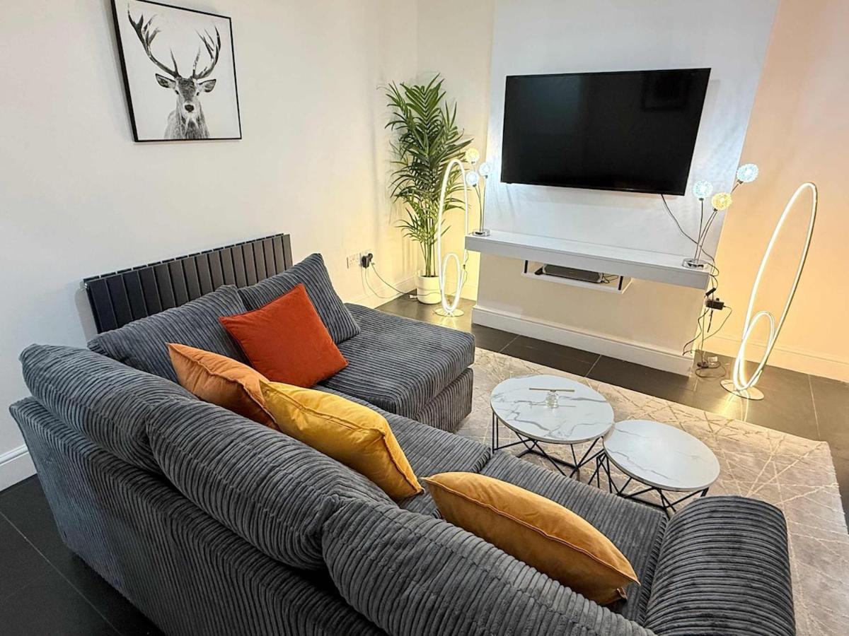 Spacious 4 Bed House Near Centre With Parking Holiday home *