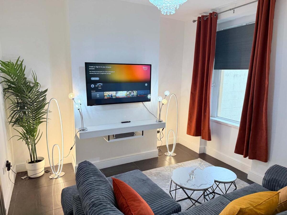 Spacious 4 Bed House Near Centre With Parking * Cardiff